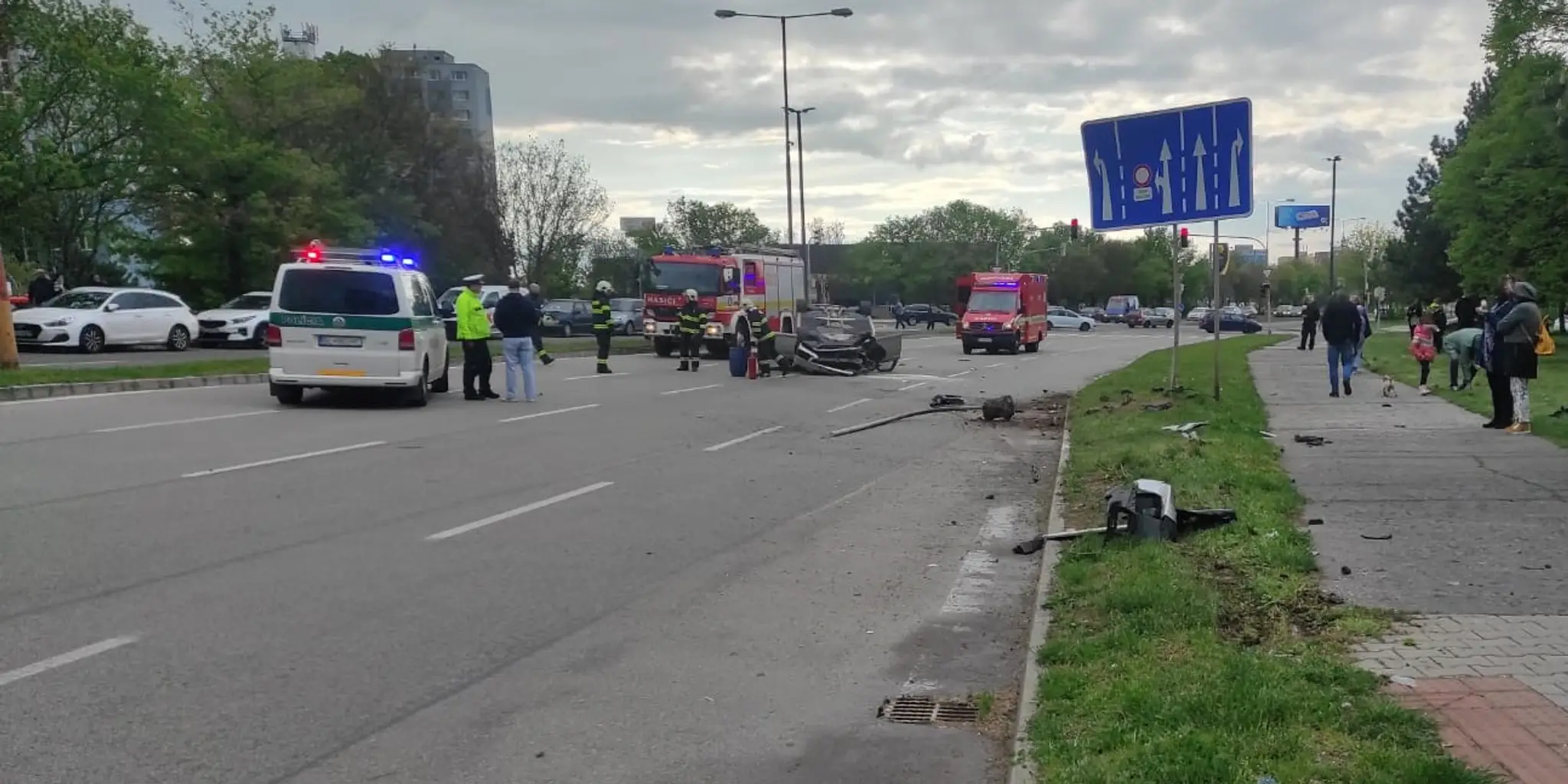 Auto skončilo na streche.