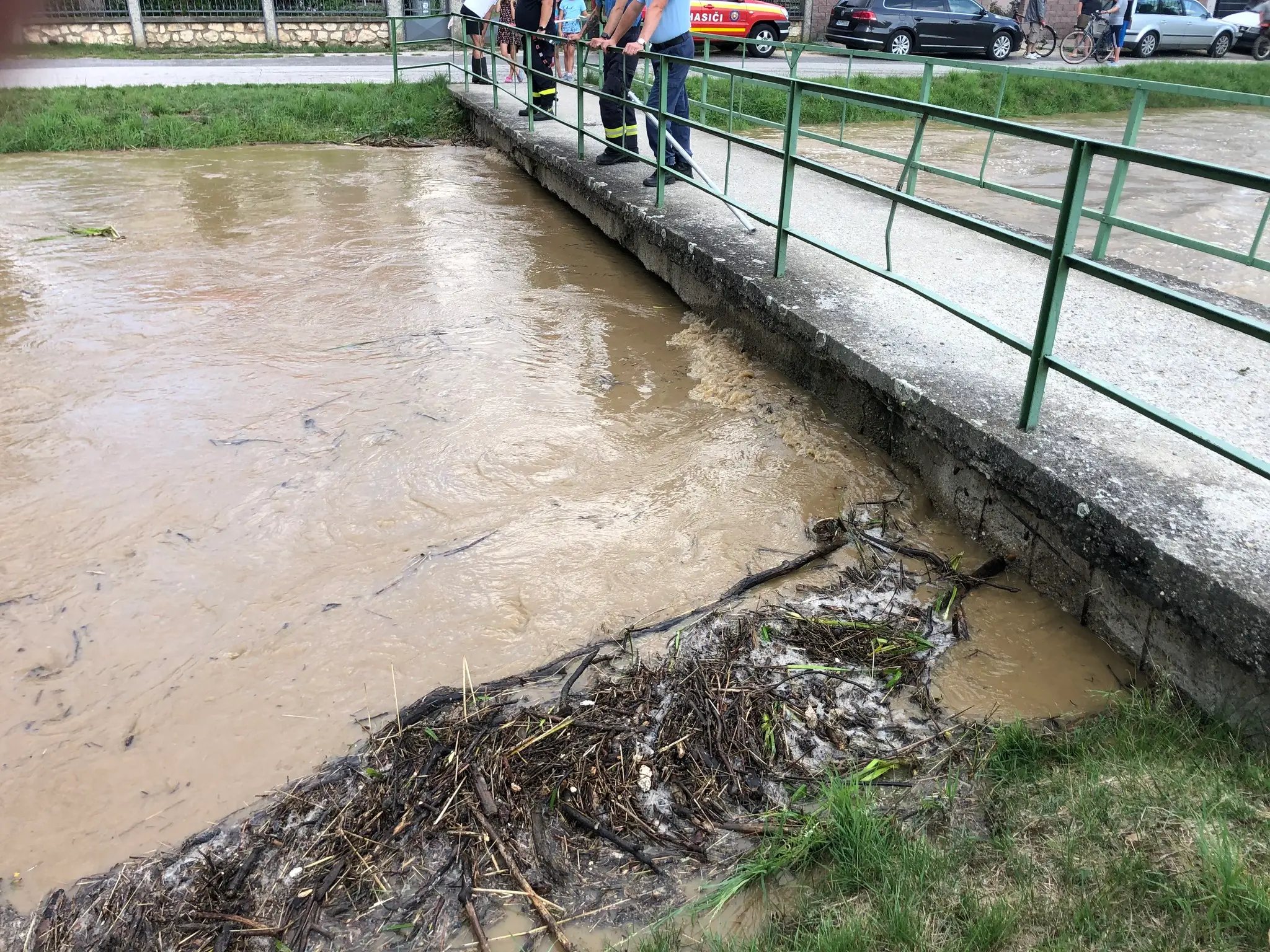 Pre stúpajúcu vodu potoka v obci stavali protipovodňové bariéry. Zdroj: Lukáš Macák