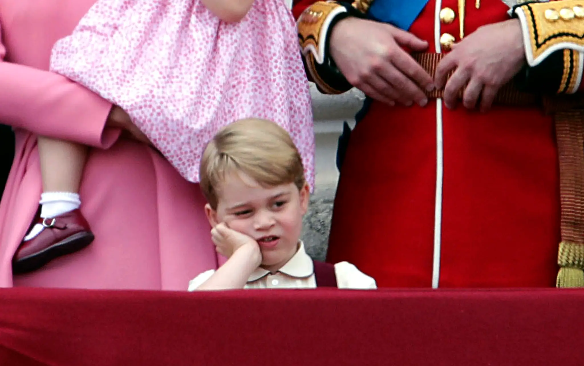 George sa nudí na balkóne Buckinghamského paláca po tradičnej vojenskej prehliadke 17. júna 2017.