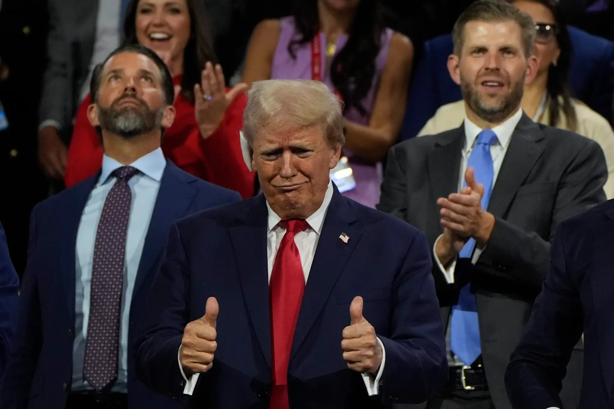 Americký exprezident Donald Trump na zjazde Republikánskej strany v Milwaukees obviazaným uchom.