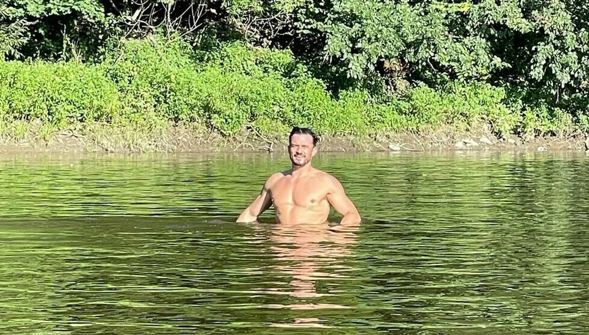 Orlando Bloom sa schladil v rieke