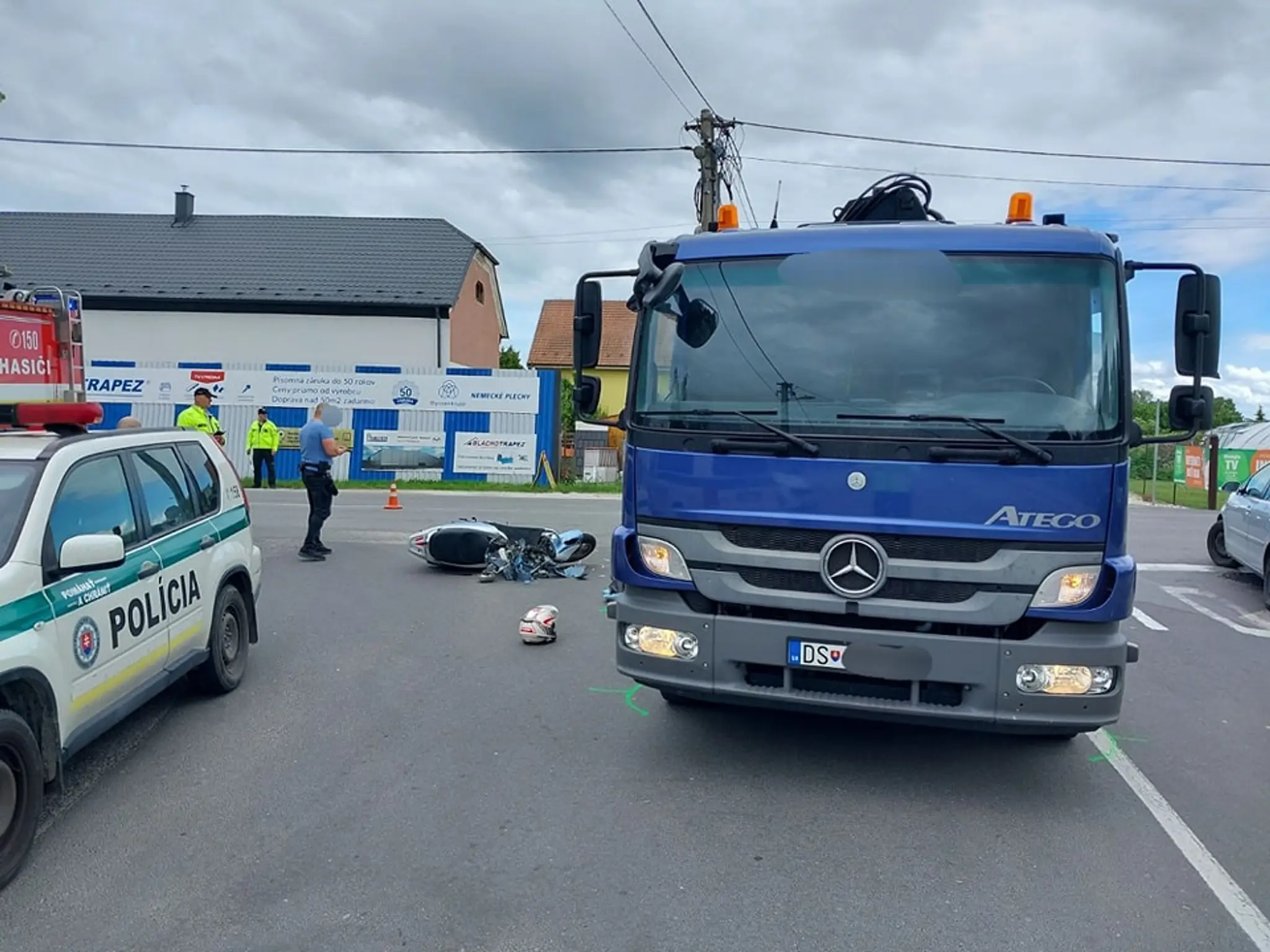 Motorkár neprežil zrážku s kamiónom
