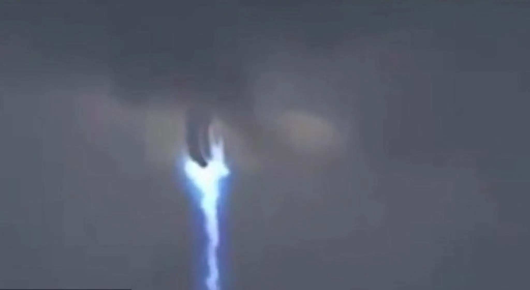 Ufo prechádza cez oblaky.