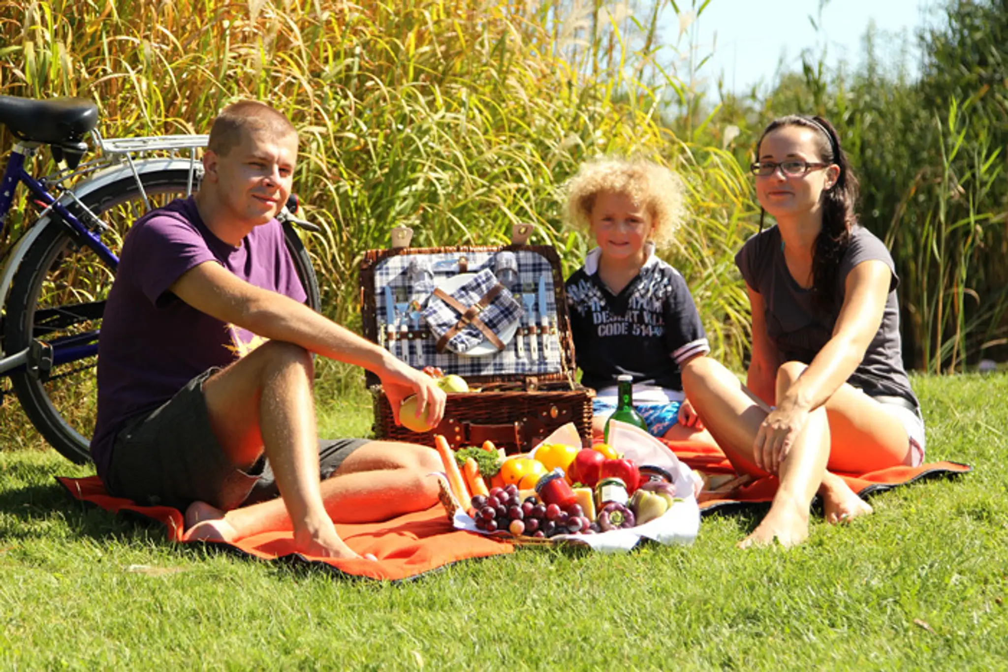 Picknick im Obstgarten.