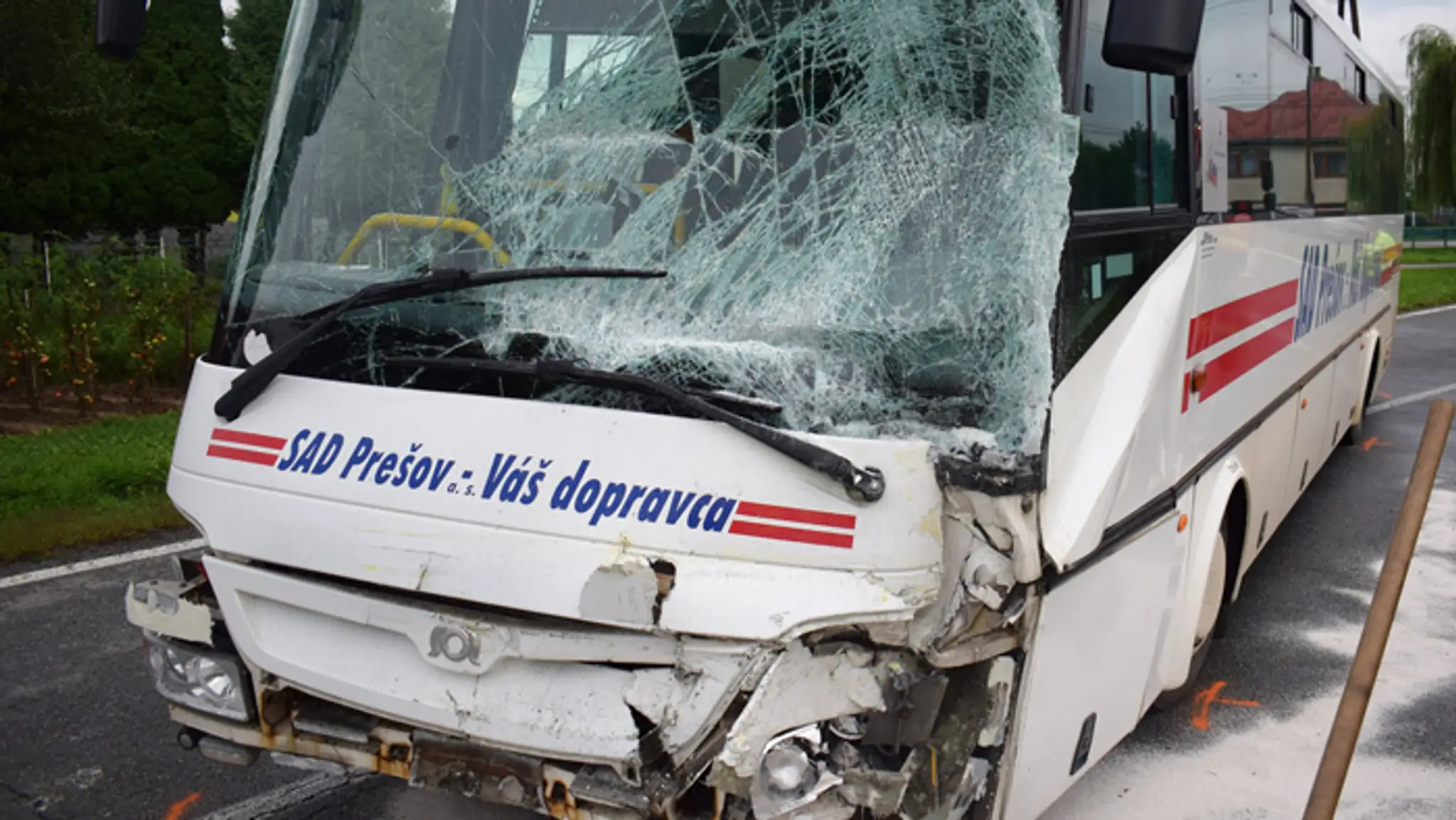 V obci Brezov sa zrazil autobus s kamiónom.