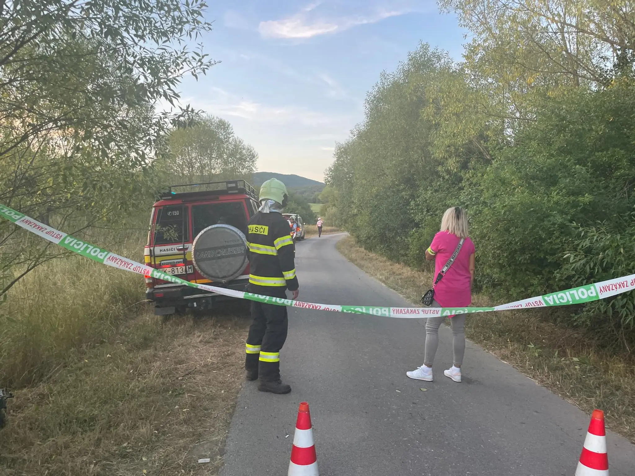 Neďaleko Zvolena vletelo auto do štyroch hasičov na bicykloch,