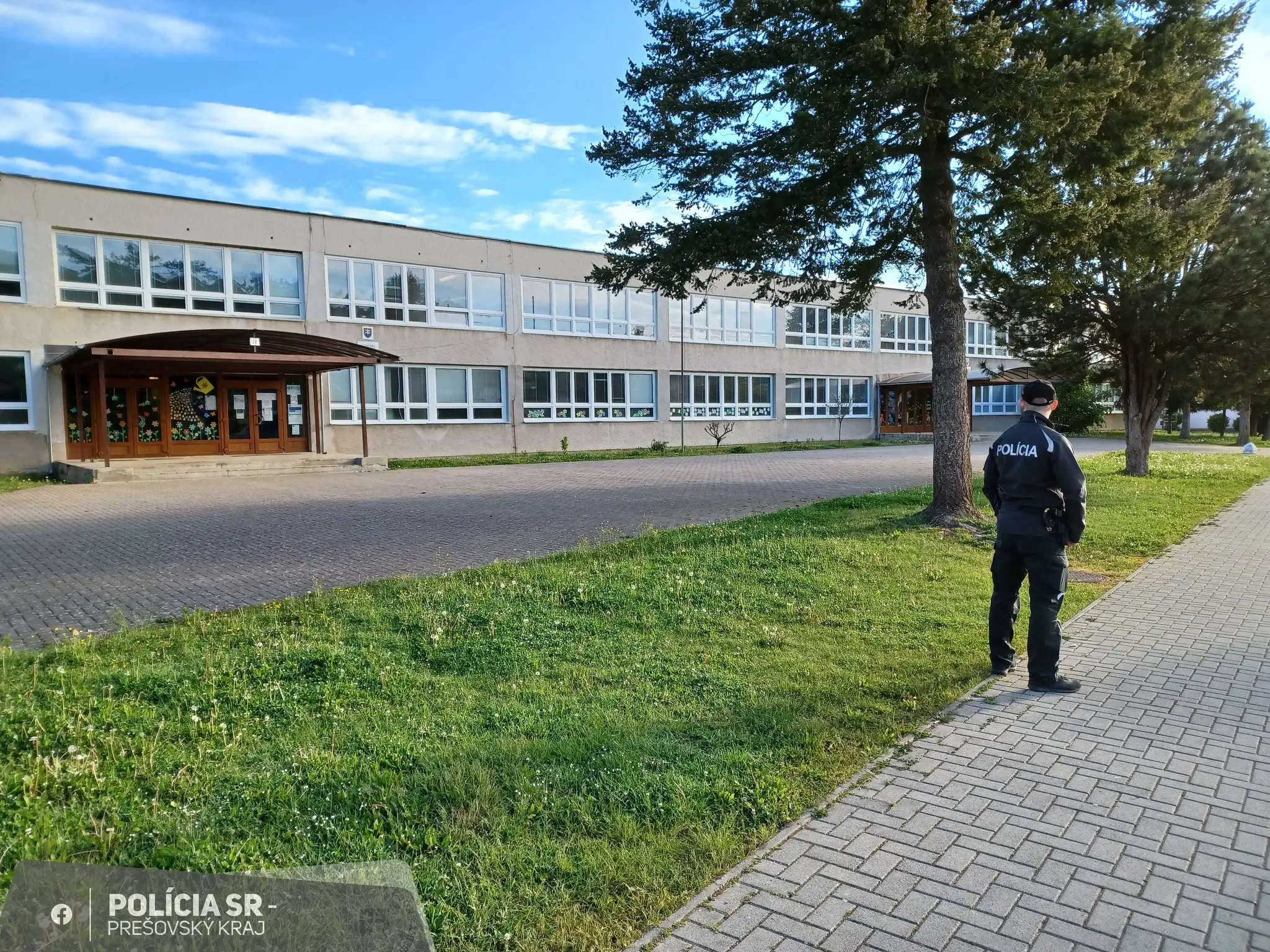 Školy strážia po výhražných e-mailoch policajti.