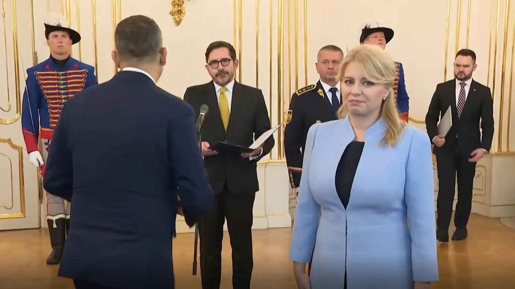 Trapas pri menovaní vlády. Jeden z ministrov skoro spadol zo stoličky, druhý spravil dva prešľapy za pár sekúnd