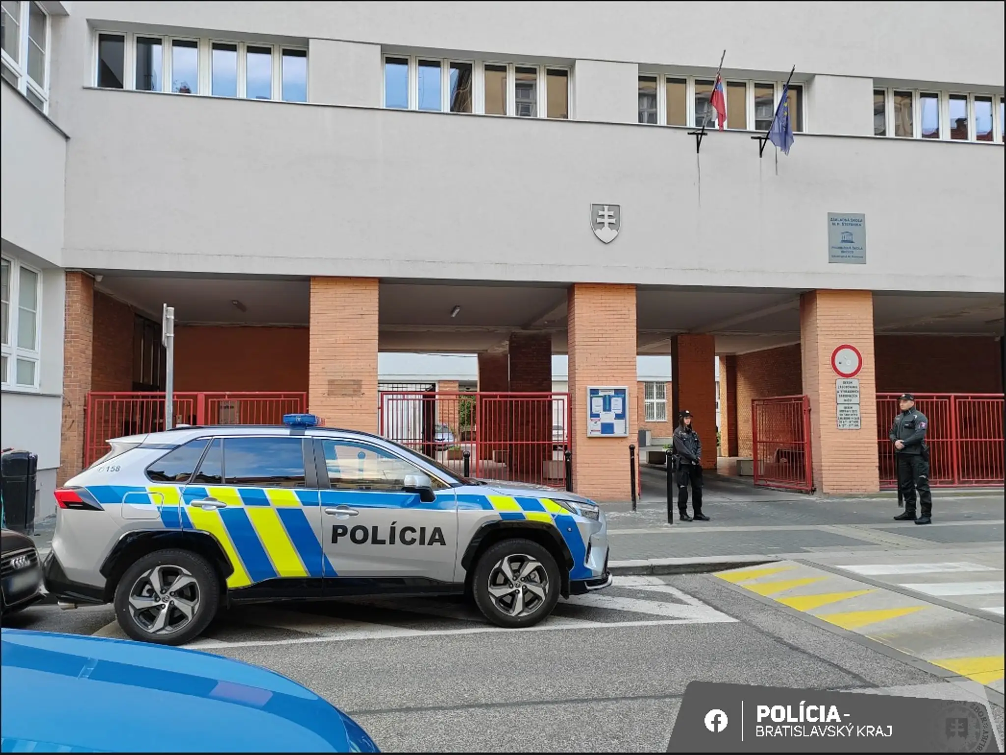 Školy strážia po výhražných e-mailoch policajti.