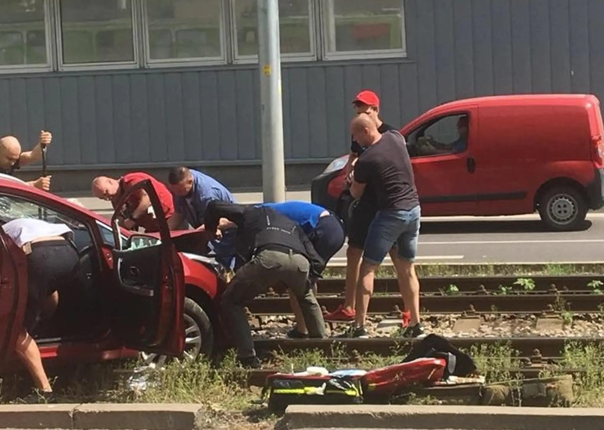 Nehoda auta s električkou na Račianskej ulici v Bratislave.