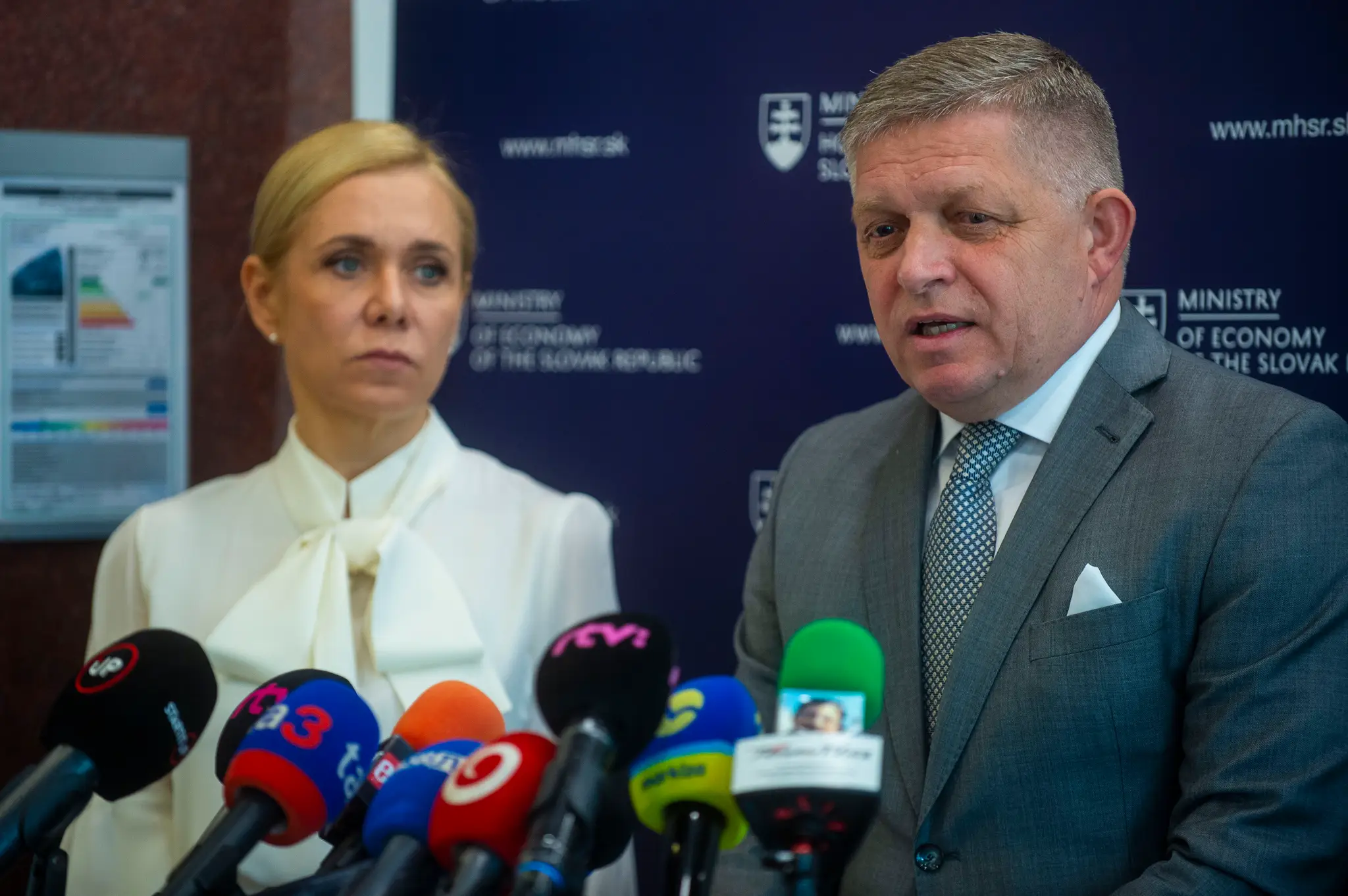 Na snímke vľavo ministerka hospodárstva Denisa Saková (Hlas-SD) a vpravo premiér Robert Fico (Smer-SD).
