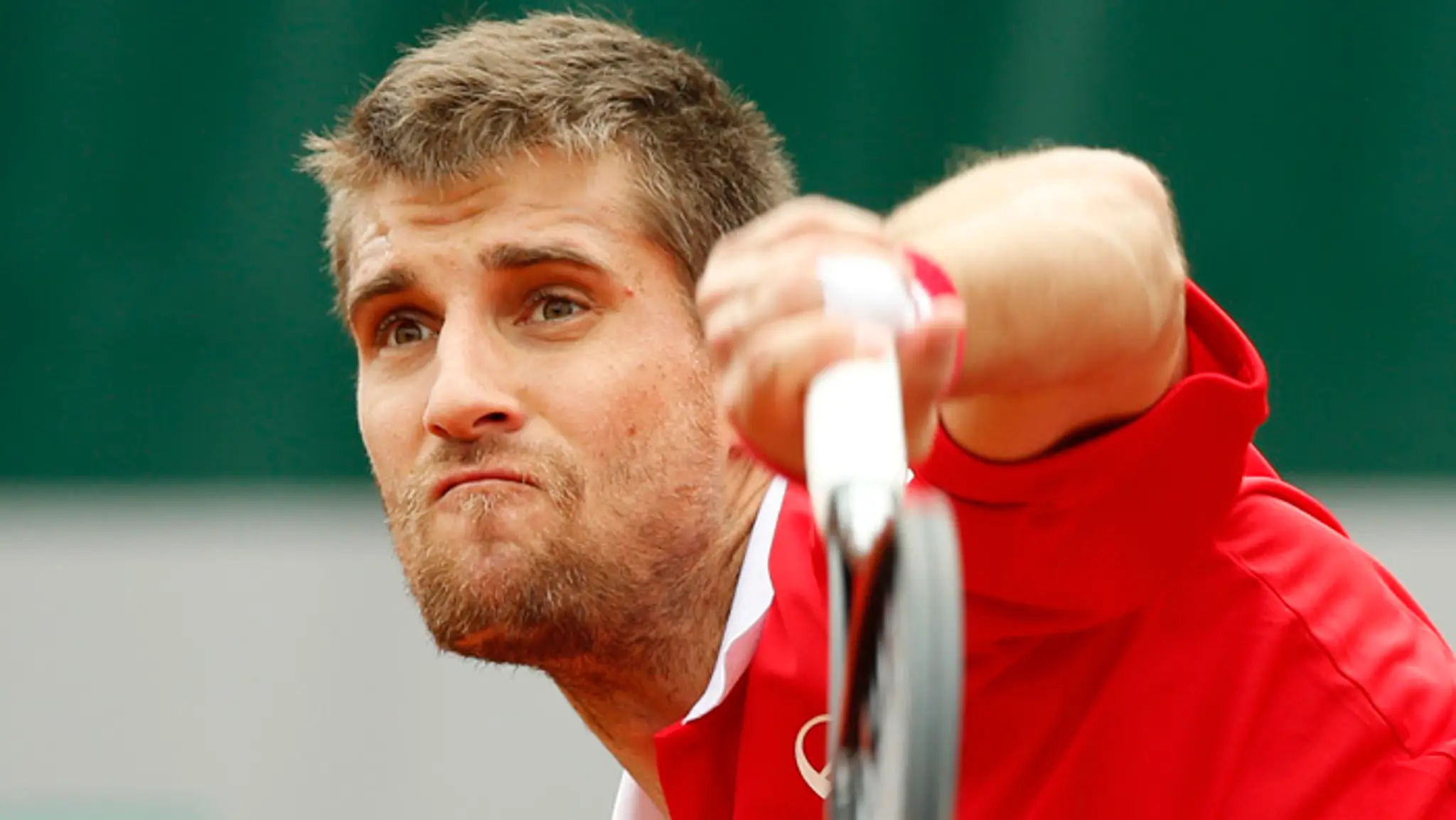 Martin Kližan podáva na grandslamovom turnaji Roland Garros.
