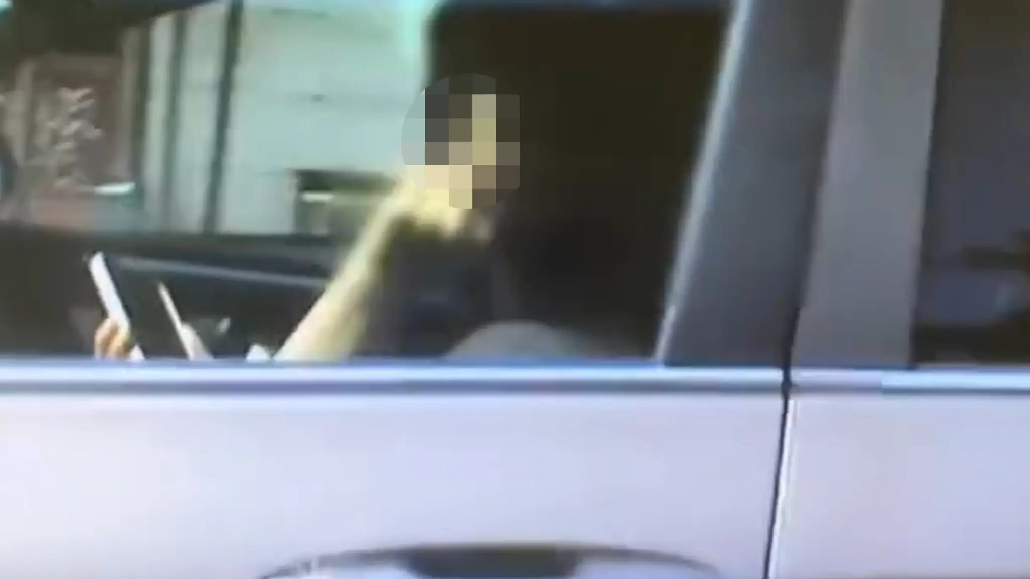 Policajtom ukázala hanlivé gesto