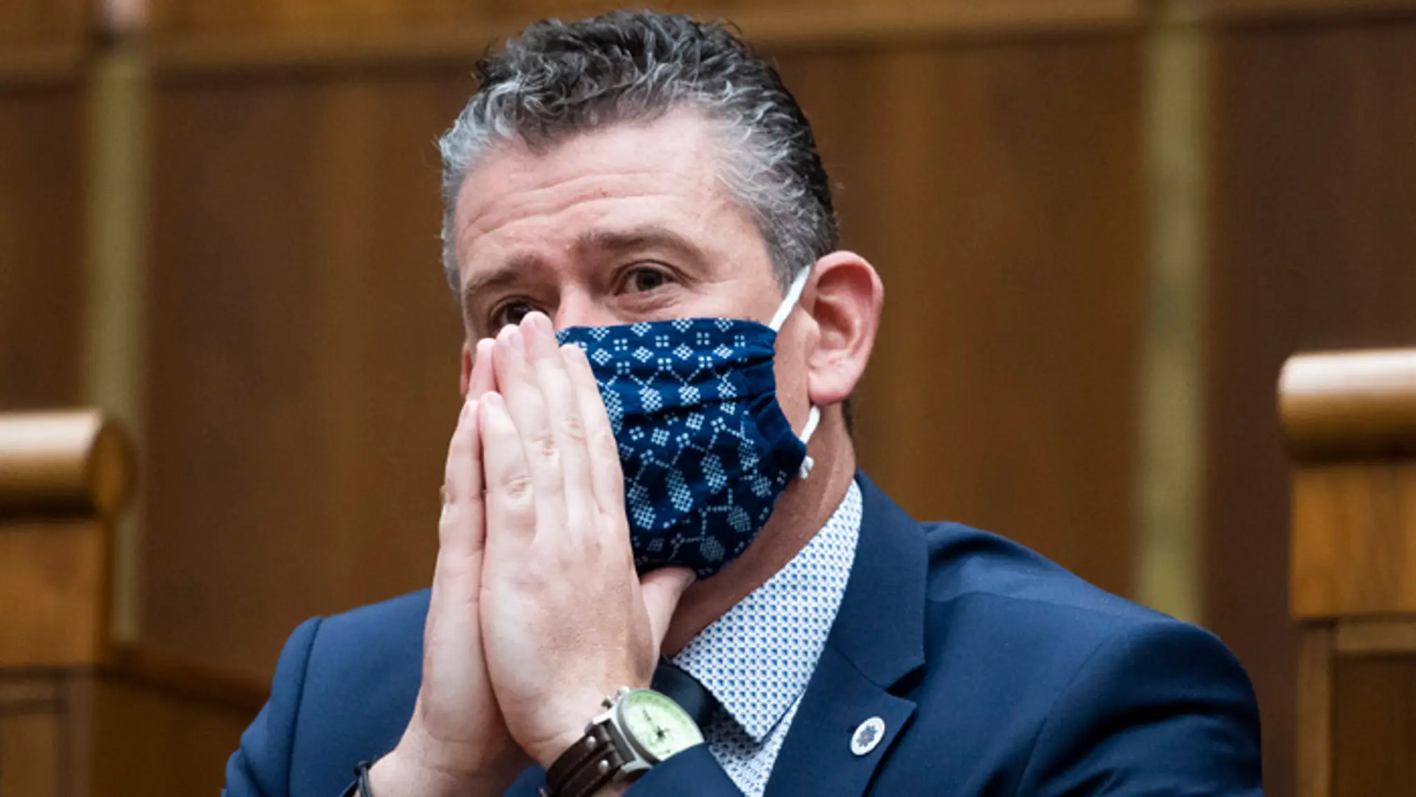 Návštevníci sa prechádzajú v parku v areáli Budatínskeho hradu.