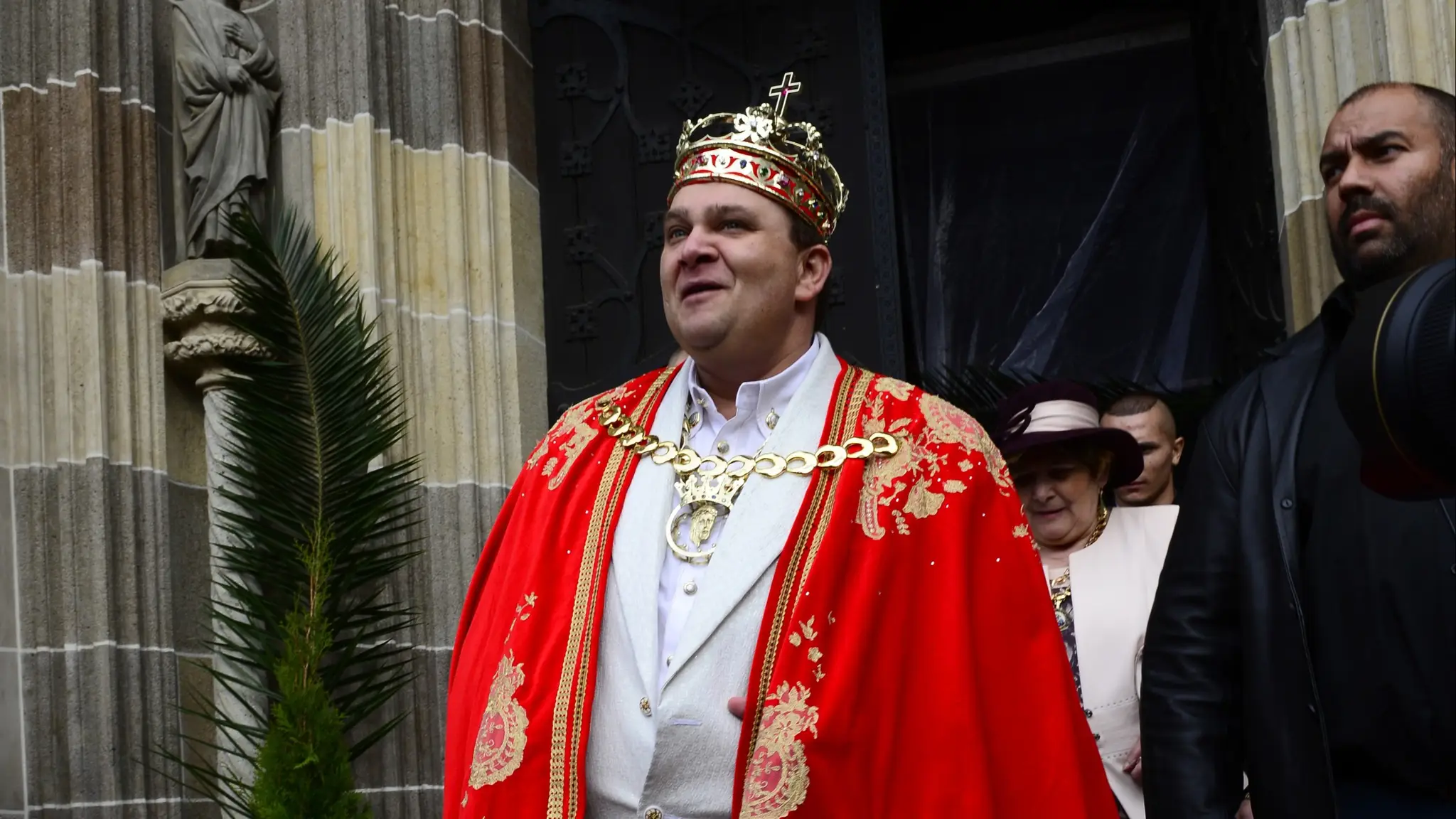Rómsky kráľ Róbert Botoš pri korunovácii v roku 2014
