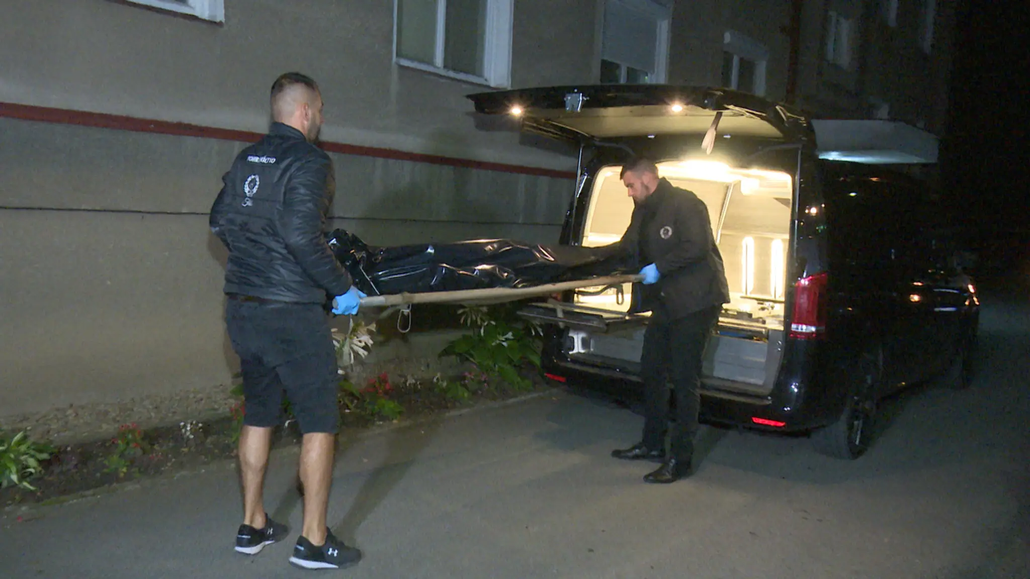 Na tomto mieste pred panelákom hľadali policajti nôž.