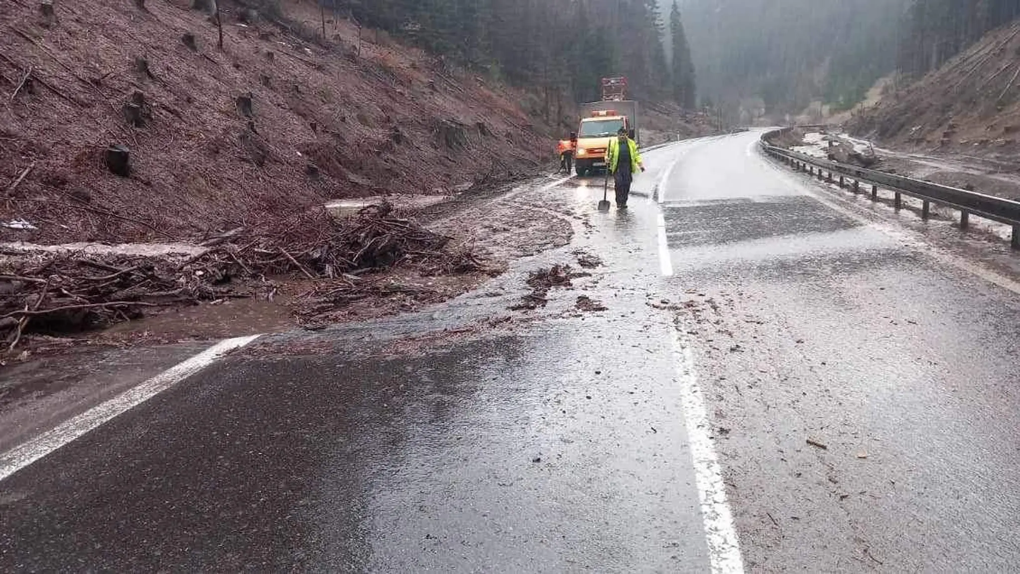 Pod Donovalmi sa zosunul svah.