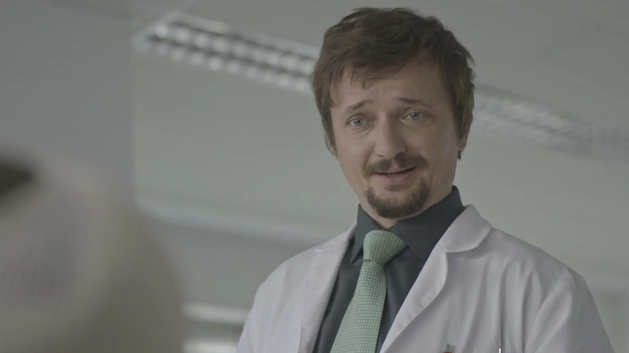 Dano Heriban ako lekár Erik Hatina v Druhej šanci.