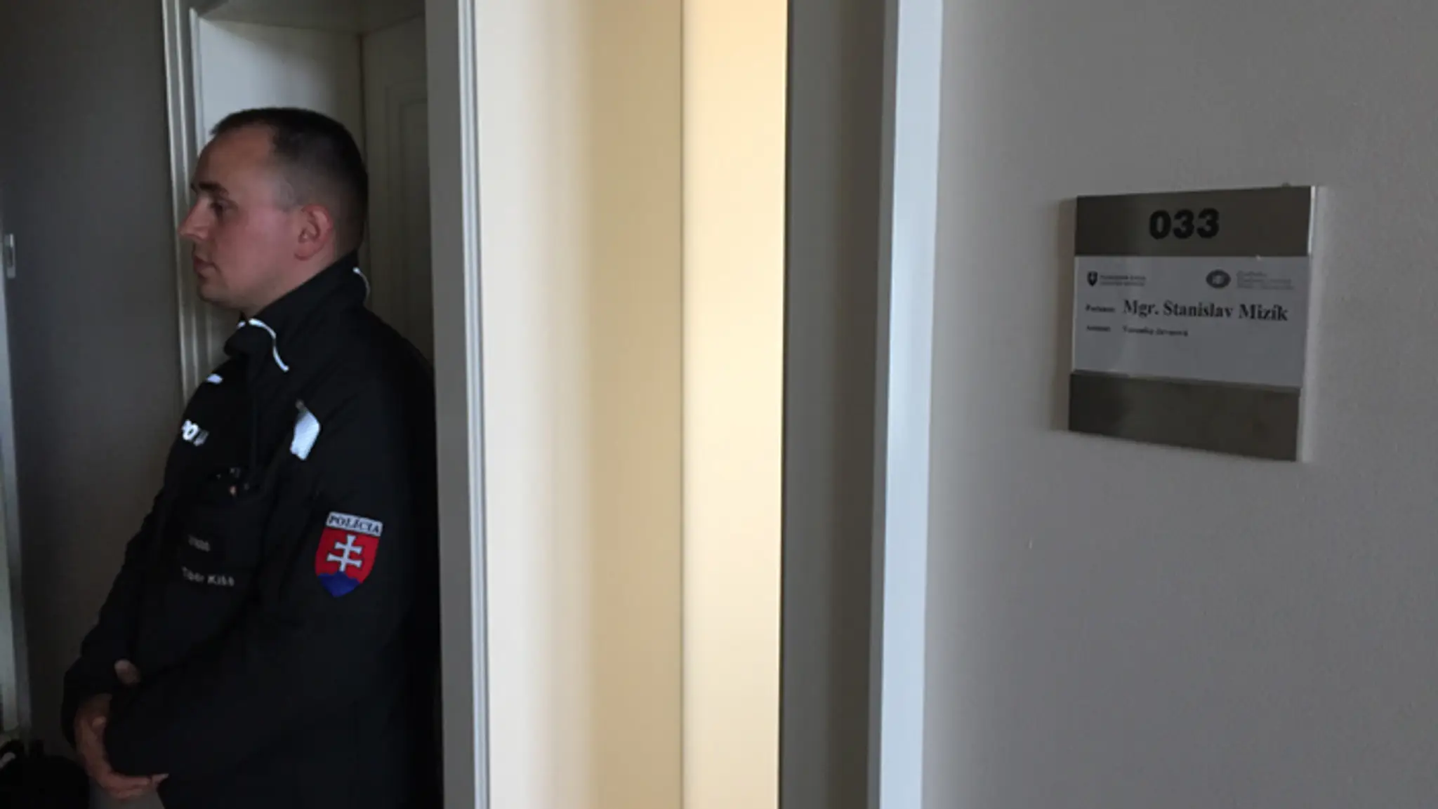 Dvere na poslaneckej kancelárii Stanislava Mizíka (ĽS NS).