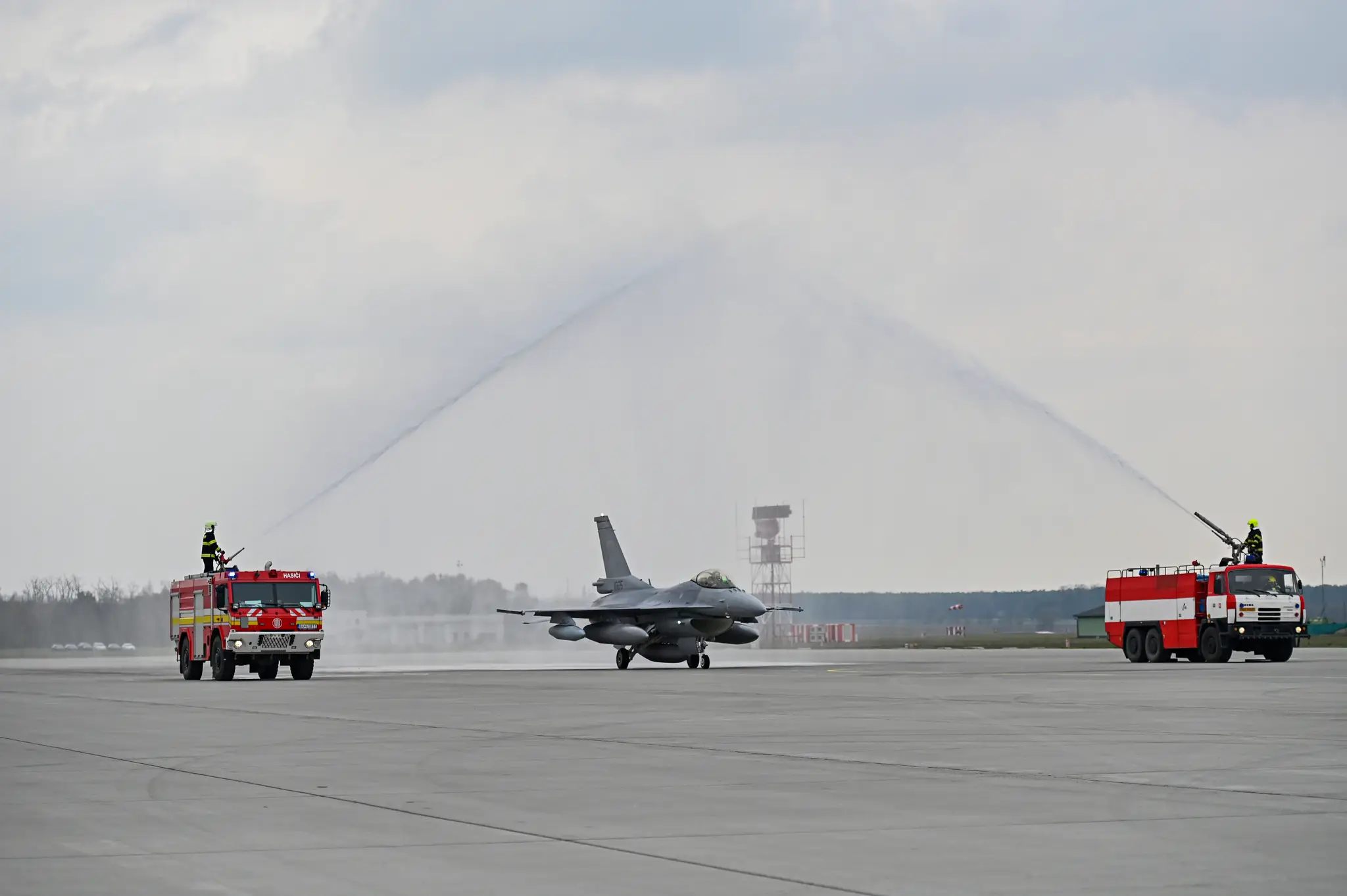 Na Slovensku pristáli ďalšie dve stíhačky F-16