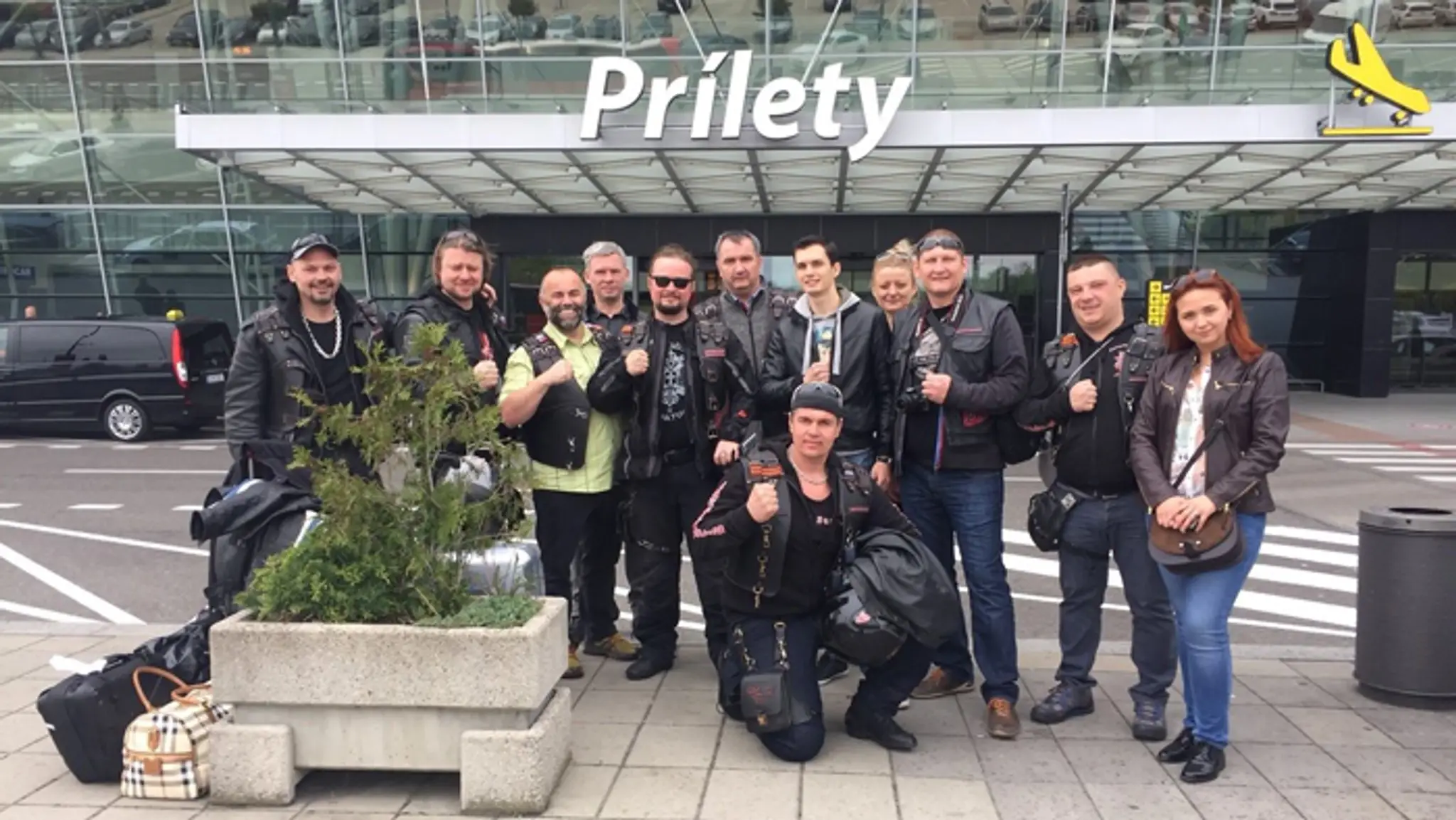 Noční vlci sa odfotili po prílete do Bratislavy.