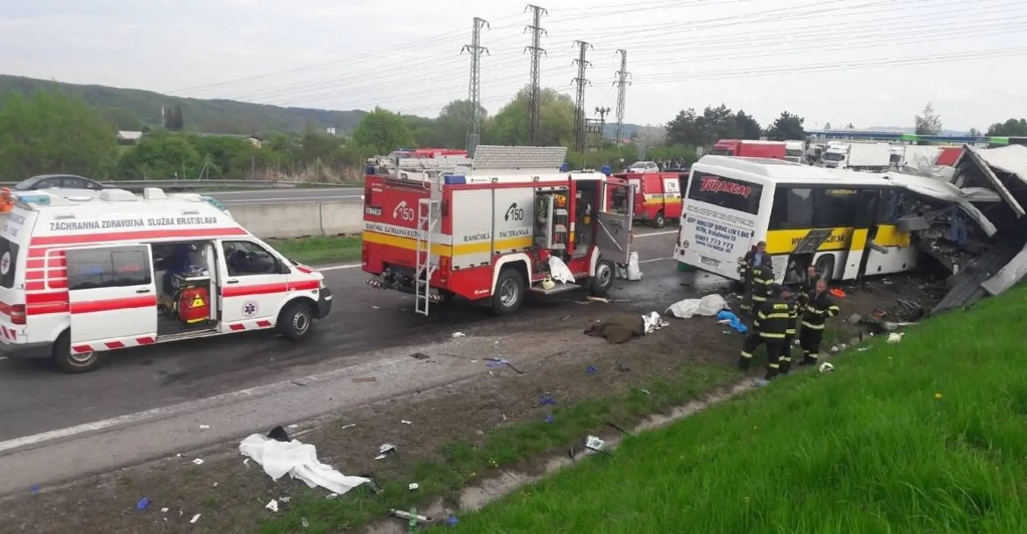 Nehoda autobusu a kamióna na R1