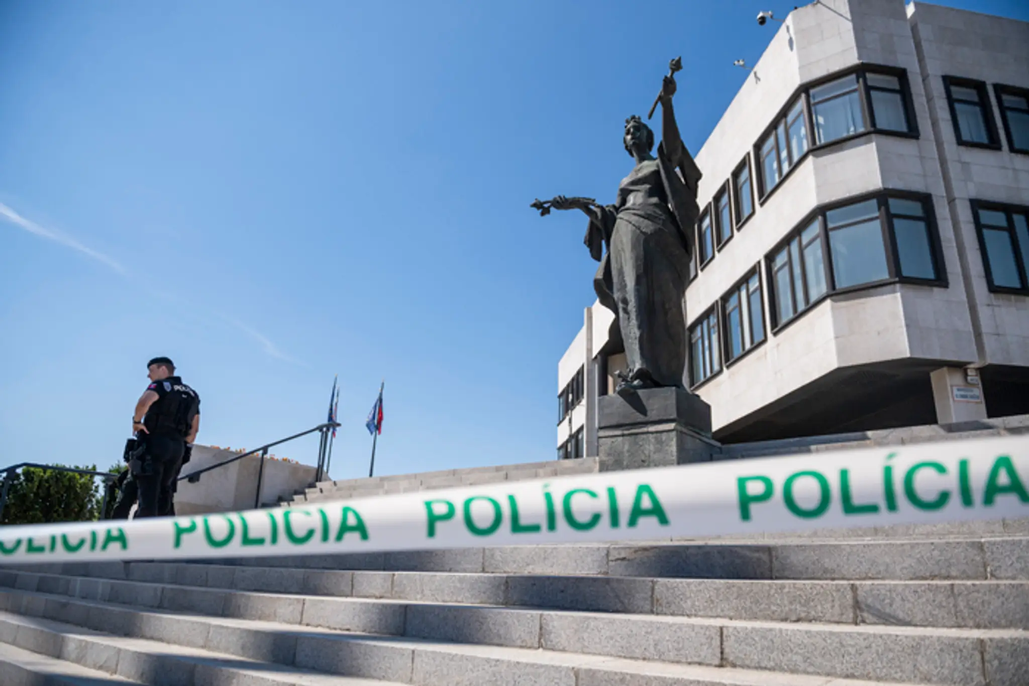 Polícia prehľadáva budovu parlamentu, kde nahlásili bombu.