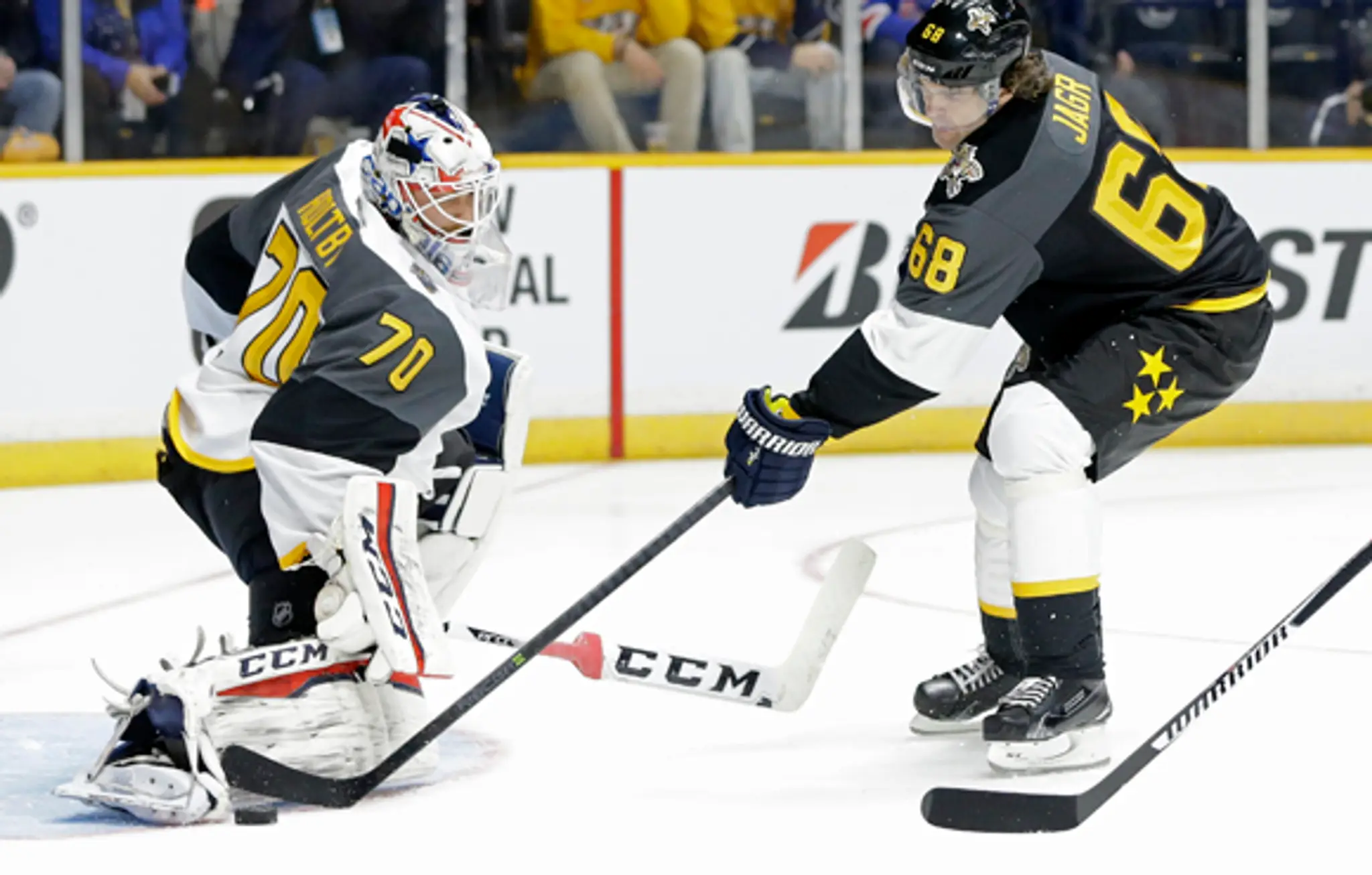 Jaromír Jágr (Atlantická divízia) prekonáva brankára Bradena Holtbyho (Metropolitná divízia) v NHL All Star Game.