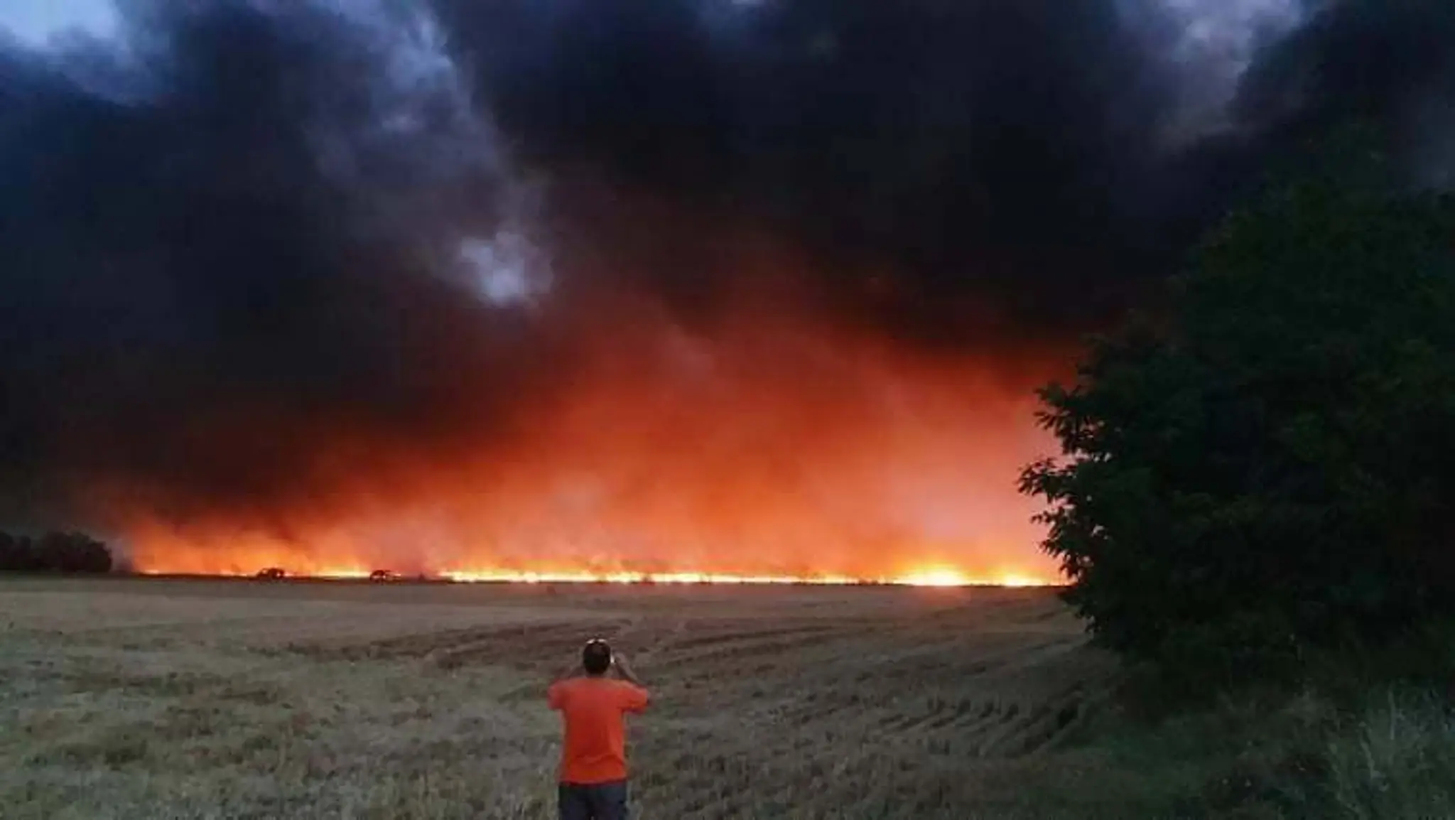Obrovský požiar v Palárikove sa šíri.