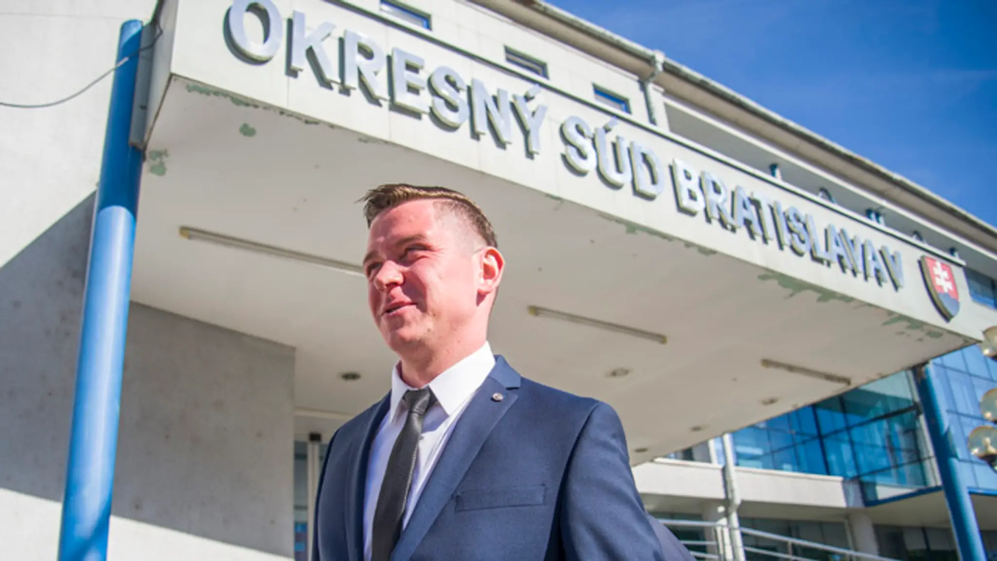 Filip Rybanič, asistent poslanca za SaS Jozefa Rajtára, pred súdom.