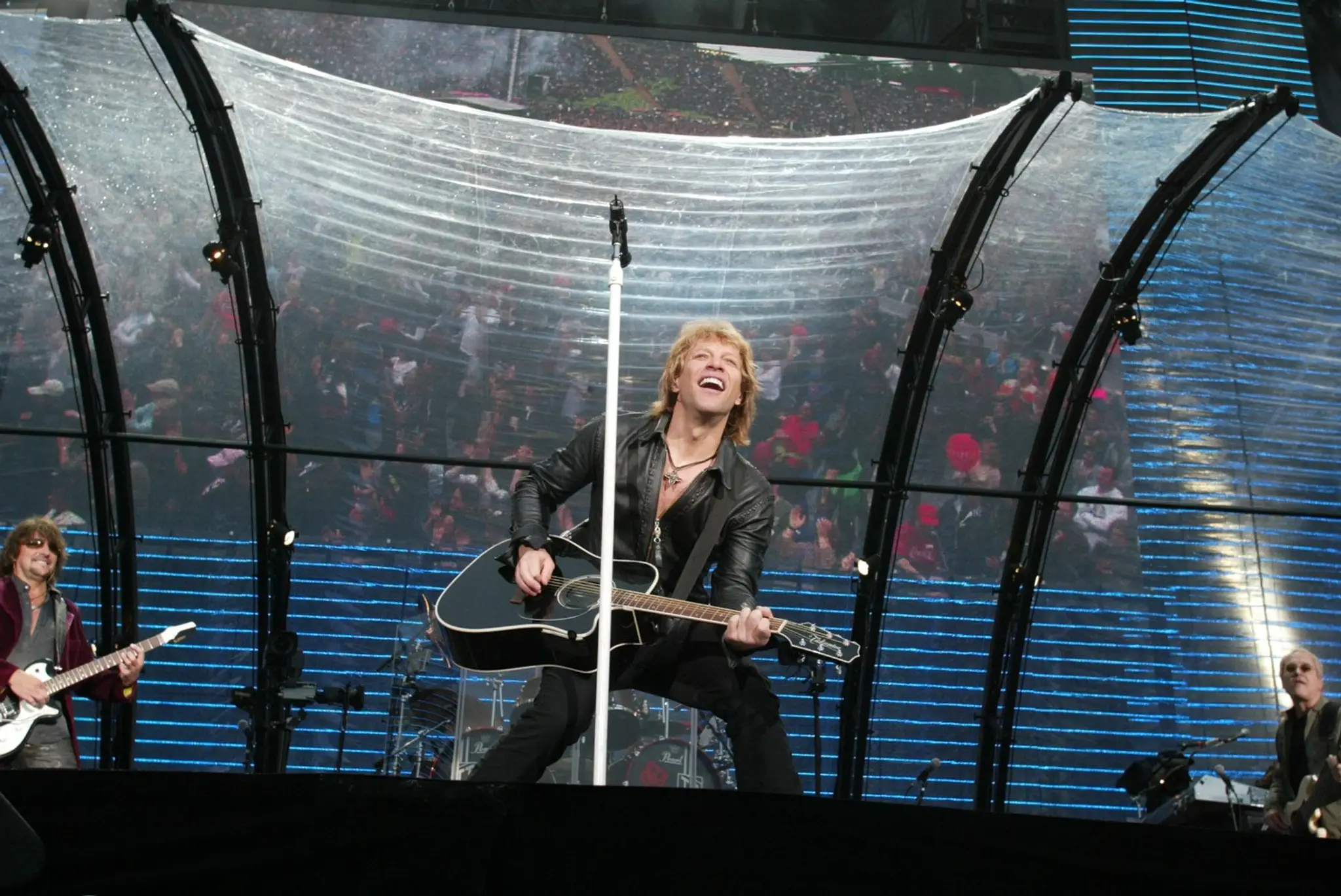 Jon Bon Jovi na archívnej snímke z roku 2006 počas koncertu v Mníchove.