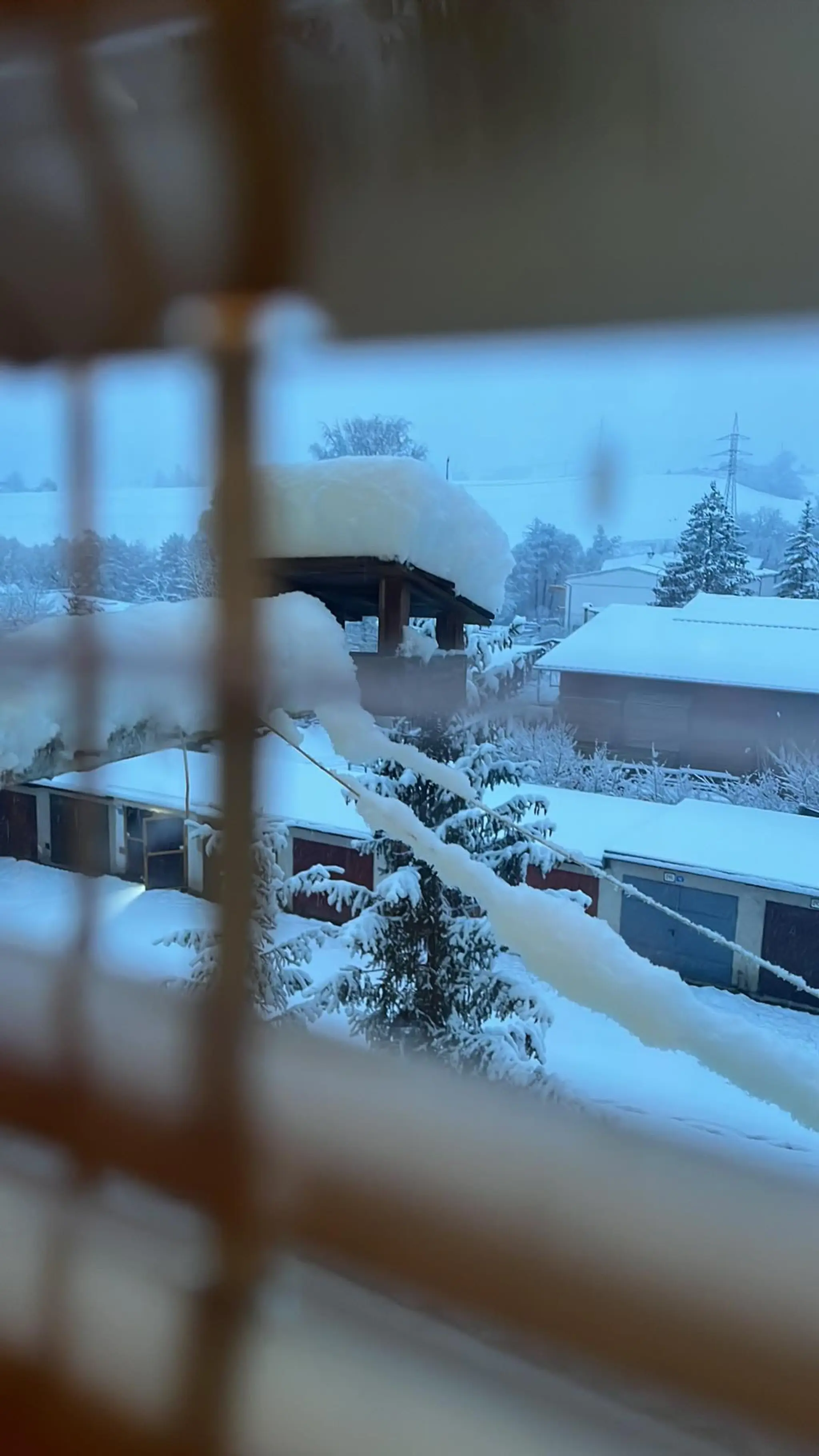 Obec Nemce na strednom Slovensku neďaleko Banskej Bystrice - sneh