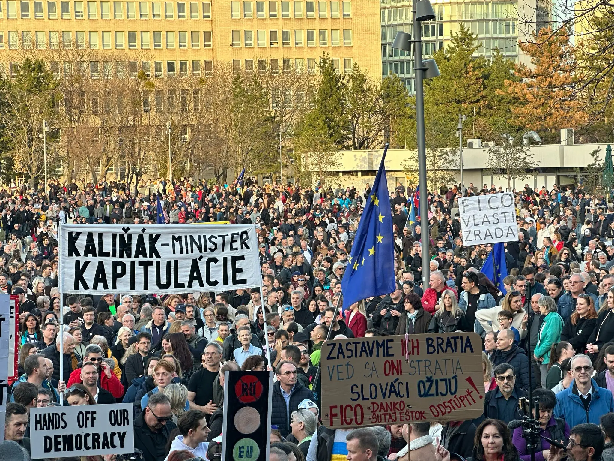Ľudia na námestí v Bratislave protestujú