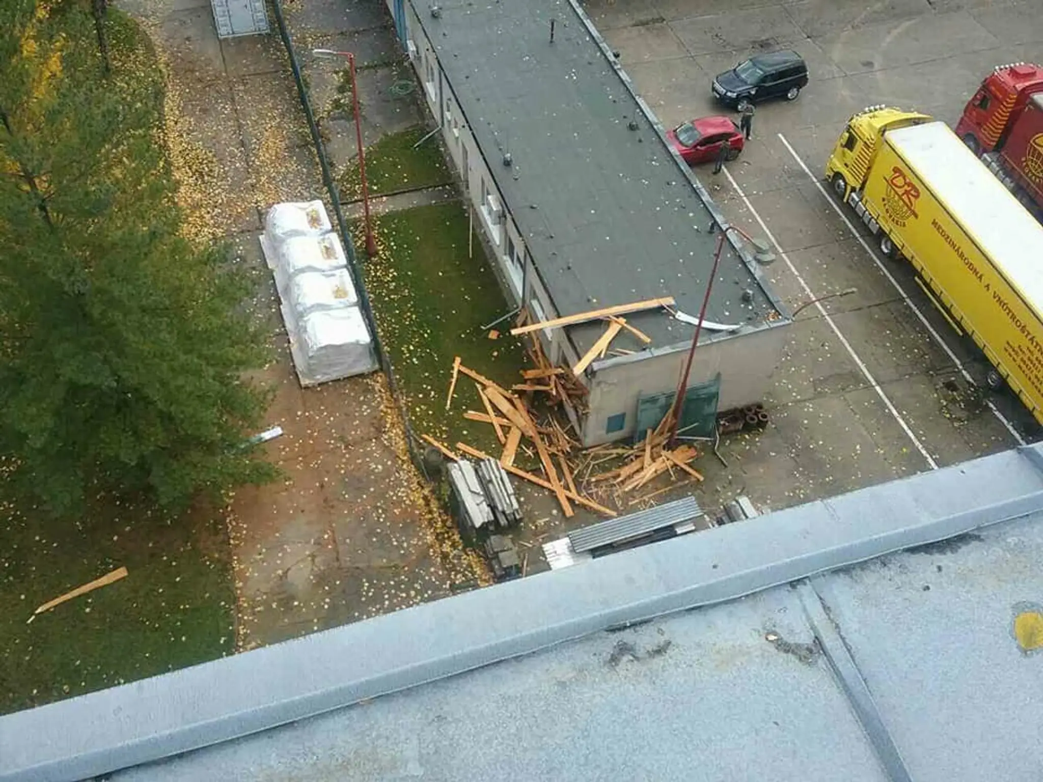 Odtrhnutá strecha v Senici.