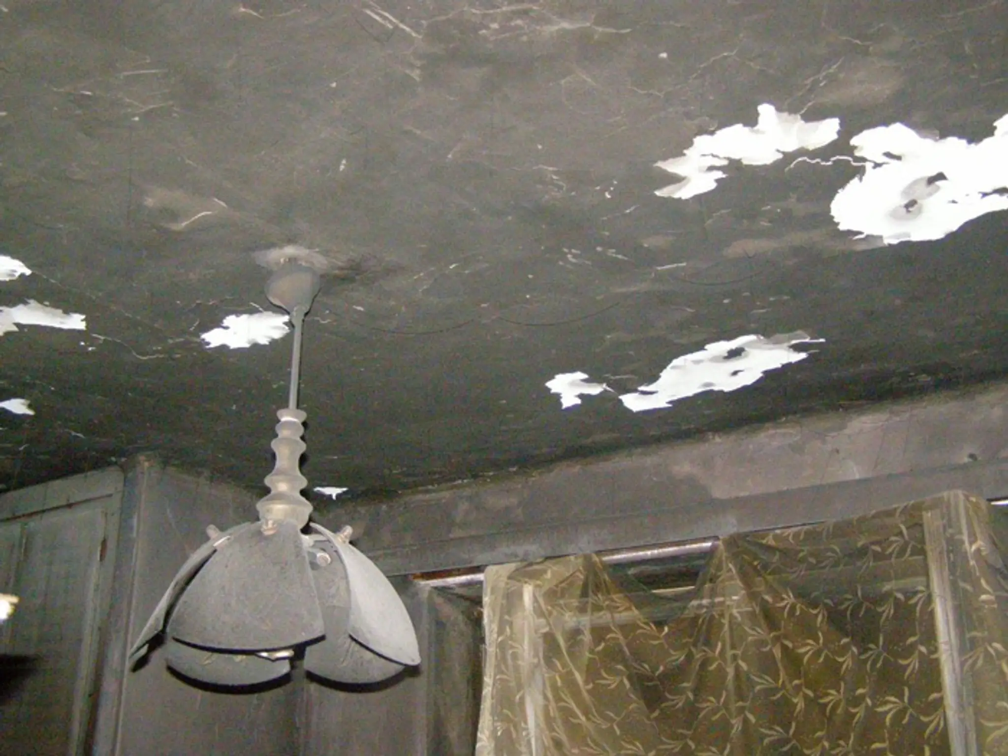 Zadymený strop.