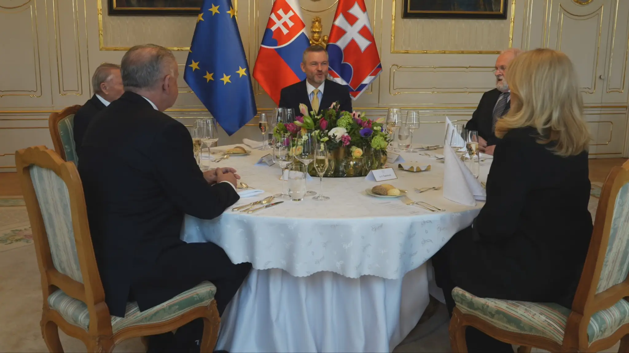 Prezidenti počas tradičného obeda.