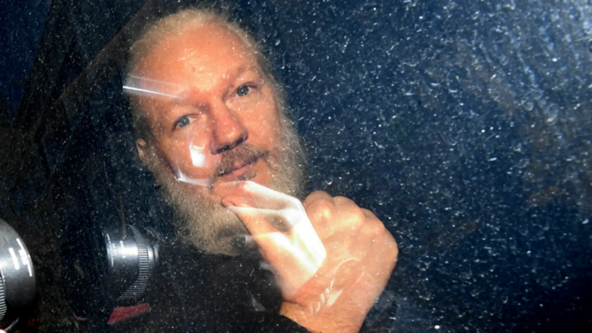 Šéfredaktor WikiLeaks Kristinn Hrafnsson (vpravo) a advokátka Jennifer Robinsonová.