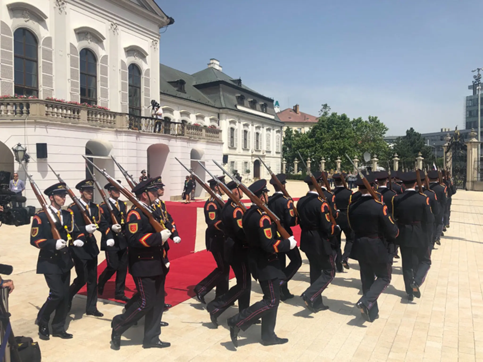 Prezidentka Zuzana Čaputová v bratislavských uliciach po zložení sľubu.
