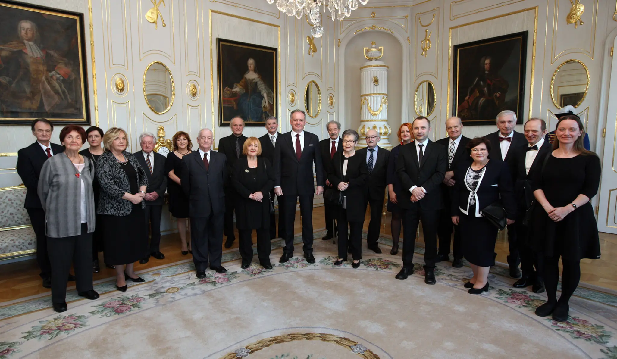 Na snímke Andrej Kiska spolu s vyznamenanými osobnosťami