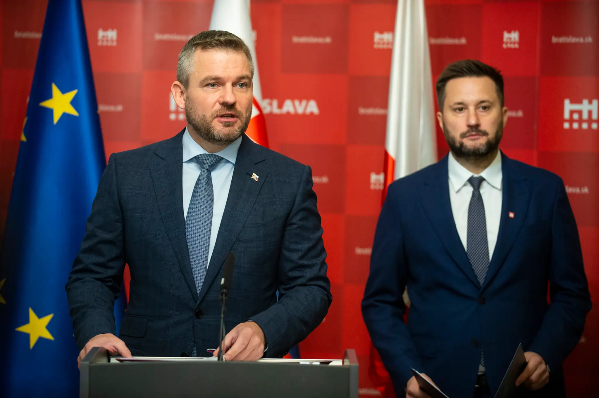 Obvinení rozhodcovia a delegáti v pojednávacej miestnosti na ŠTS v Pezinku.