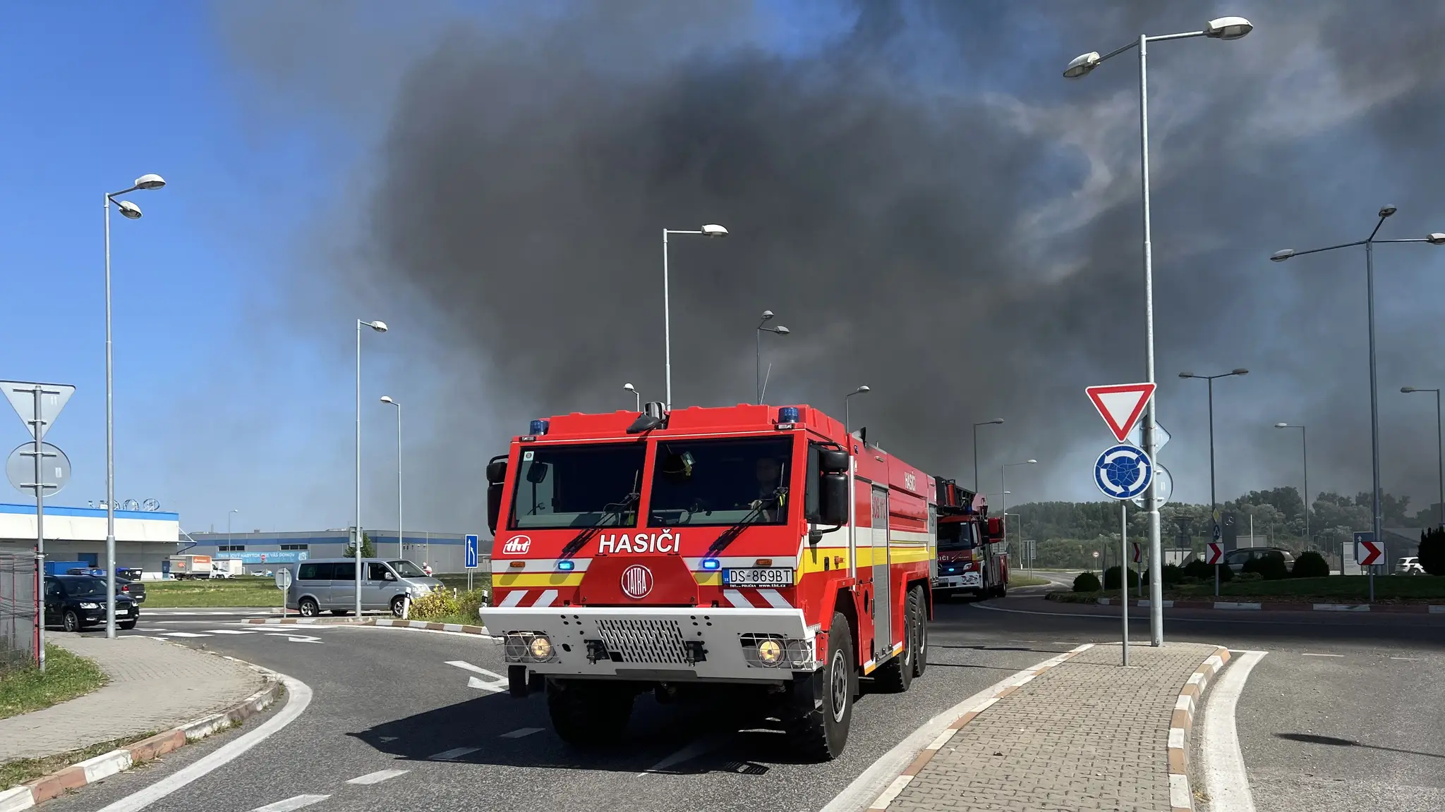 Na streche predajne áut v Dunajskej Strede sa vznietila fotovoltika