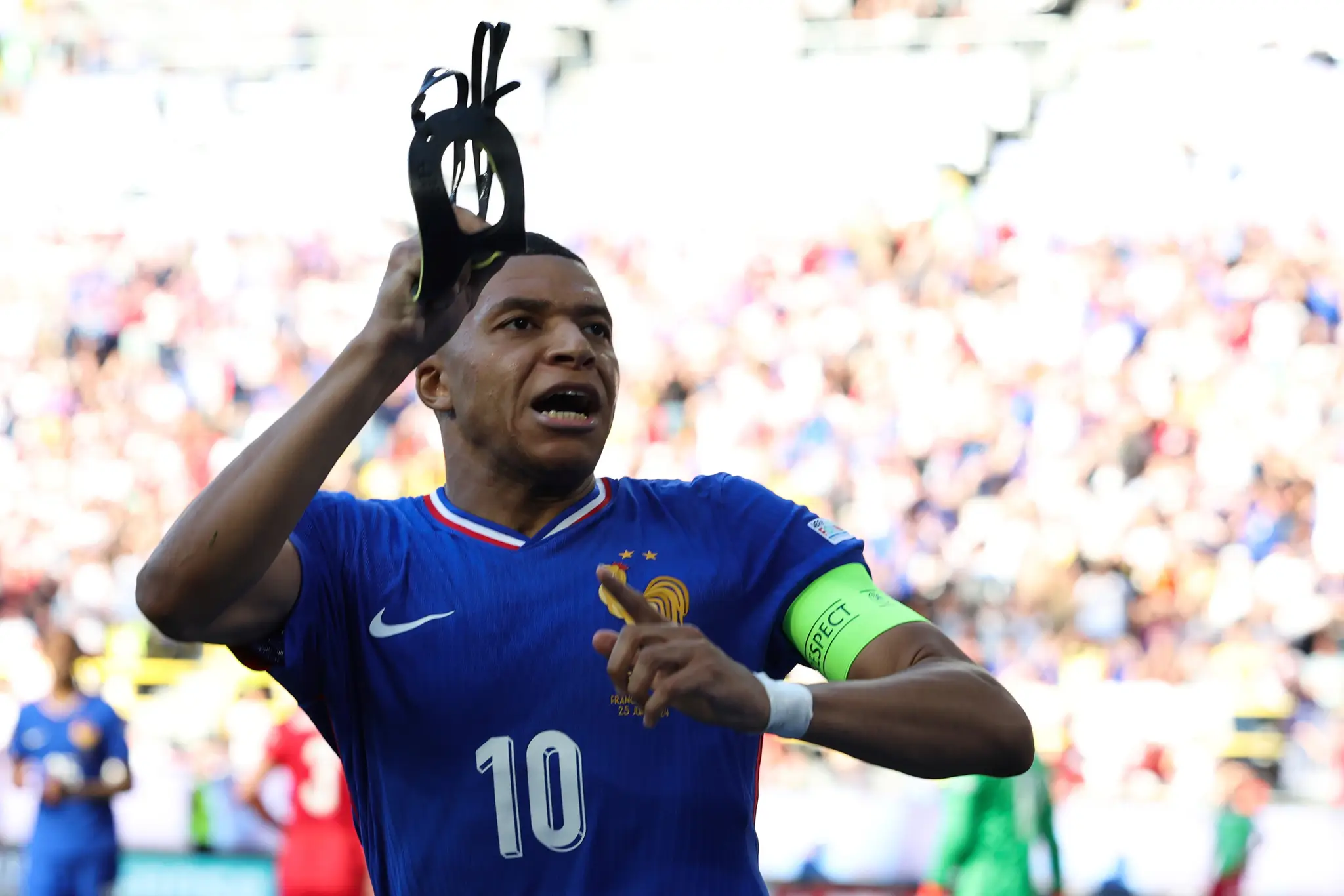 Francúz Kylian Mbappe sa teší po strelení úvodného gólu z pokutového kopu počas zápasu
