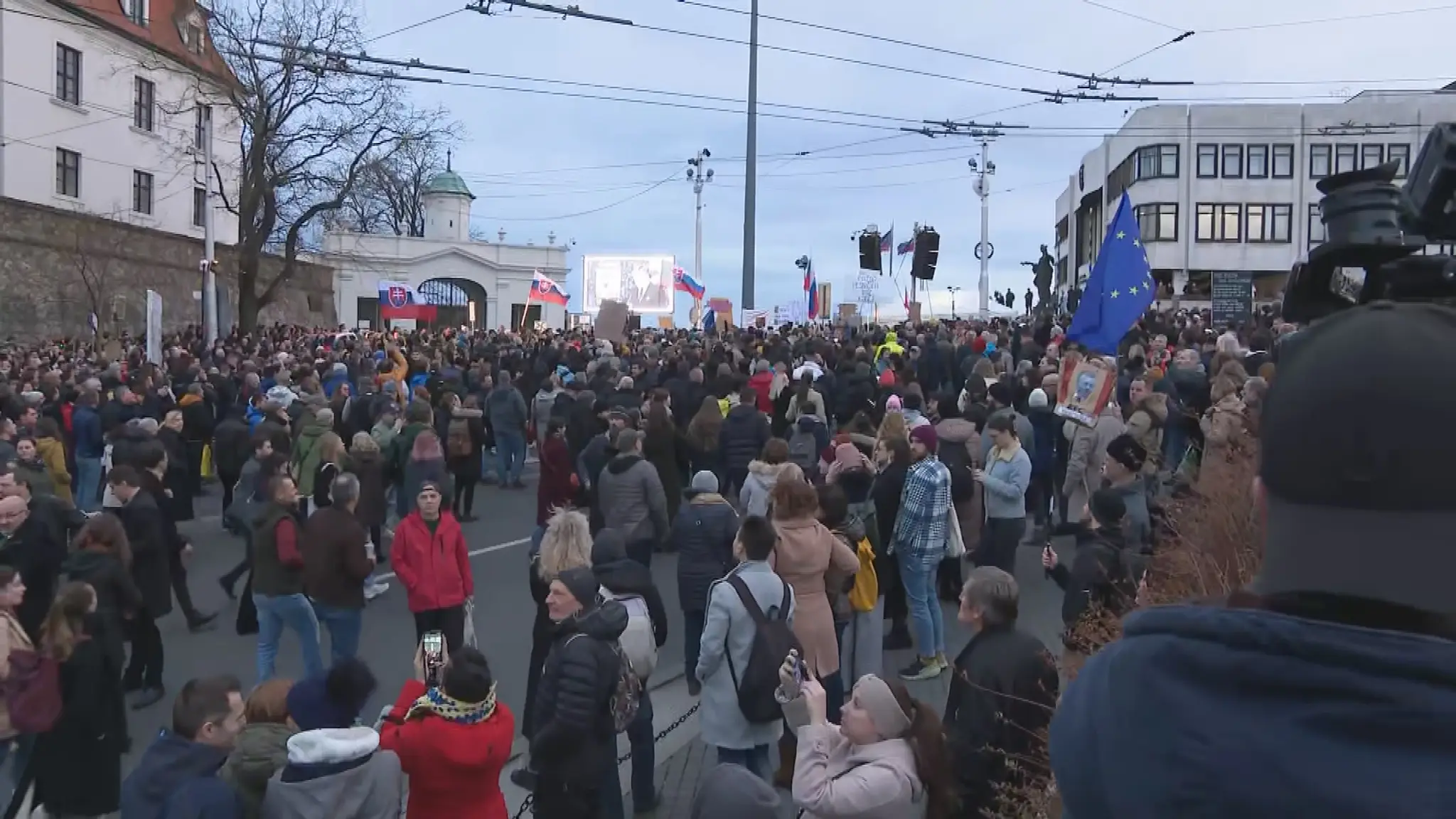 Ľudia húfne prichádzali na protest.