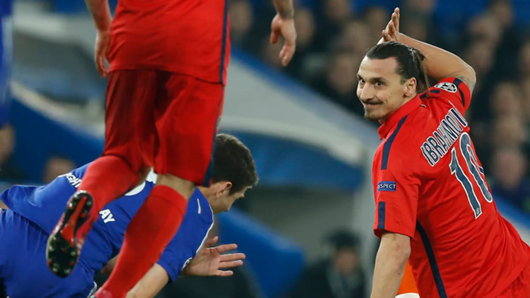Zlatan Ibrahimovič (PSG), ktorý v snahe získať loptu v sklze neúmyselne zasiahol Oscara. Dostal červenú.