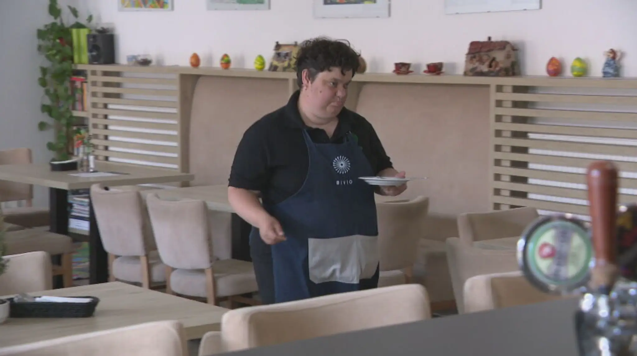 Na snímke je žena, ktorá pracuje v sociálnom podniku.