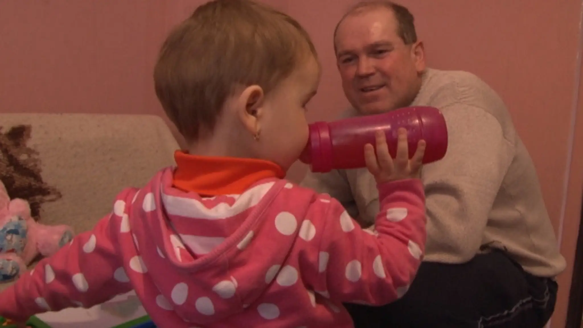 Otec sa chce starať o dcéru, ktorá skončila v domove. Bráni mu v tom legislatíva.