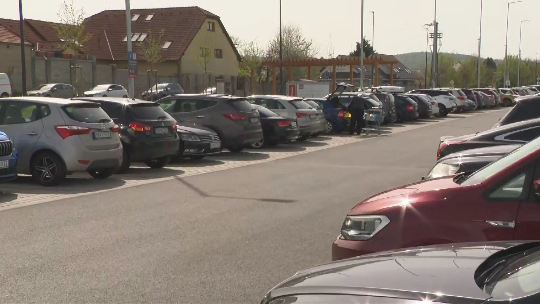 Preplnené parkovisko pred supermarketom