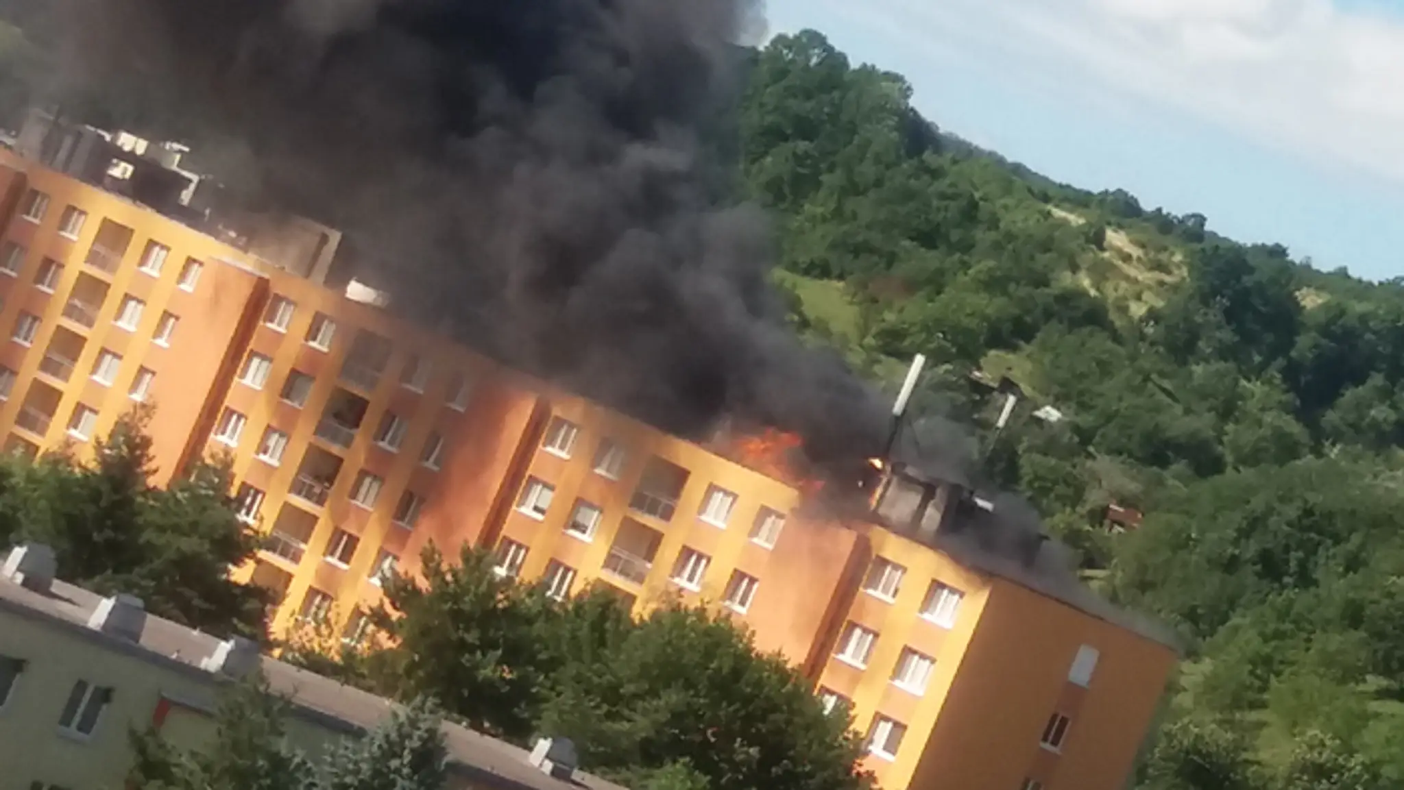 Na prešovskom sídlisku horí bytovka.