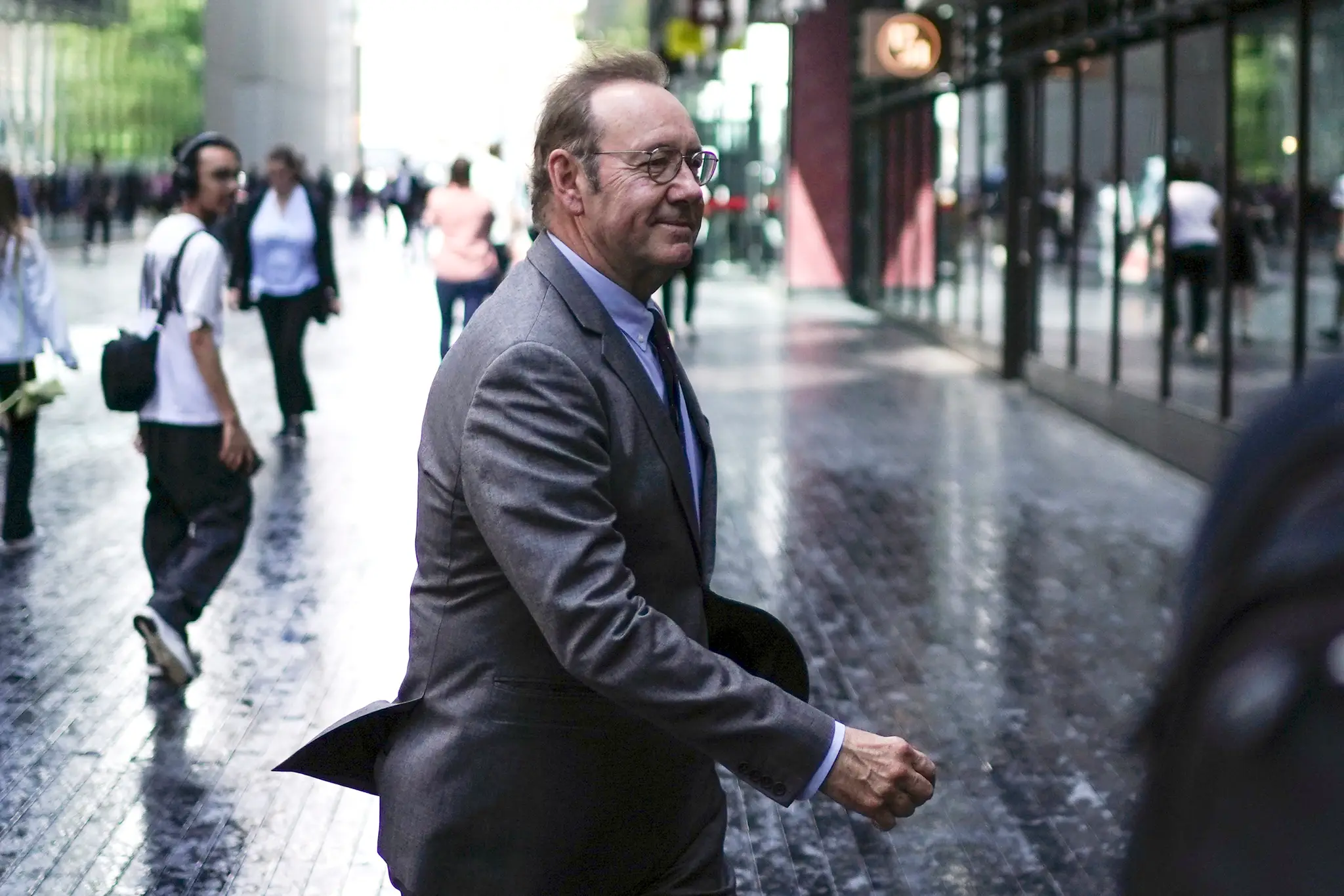 Herec Kevin Spacey odchádza zo súdy v Londýne v pondelok 17. júla 2023.