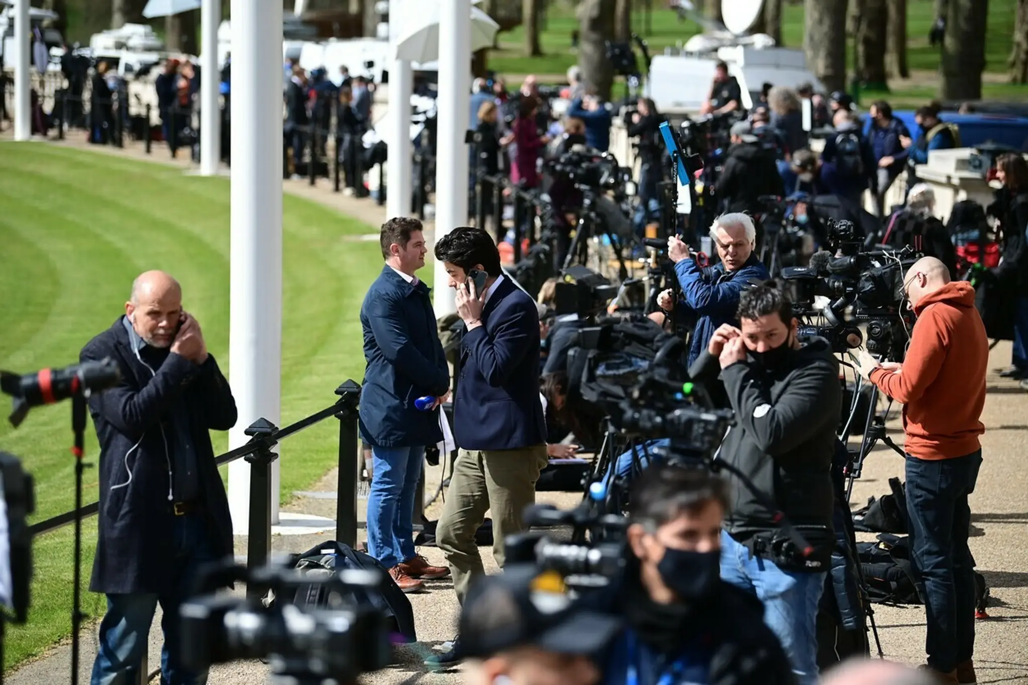 Británia plače za princom Philipom. Pred palácom sa zbierajú davy ľudí